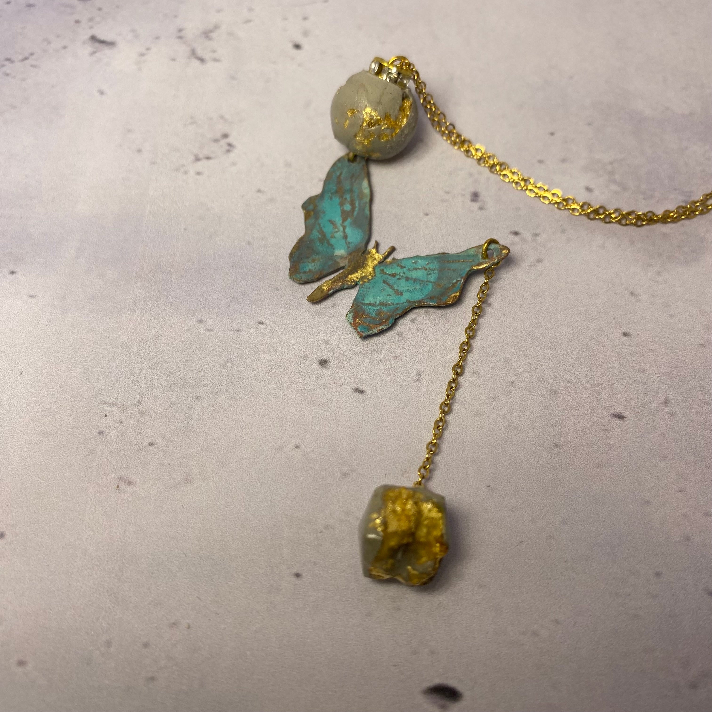 Collier Butterfly – Laiton et perles béton dorées