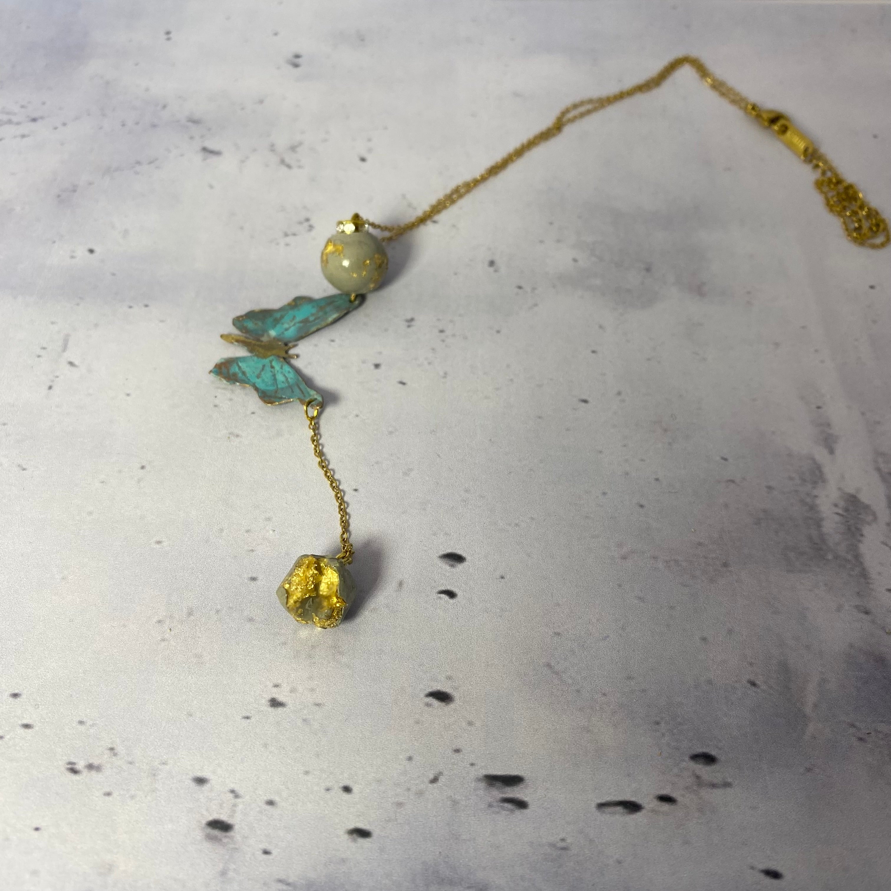 Collier Butterfly – Laiton et perles béton dorées