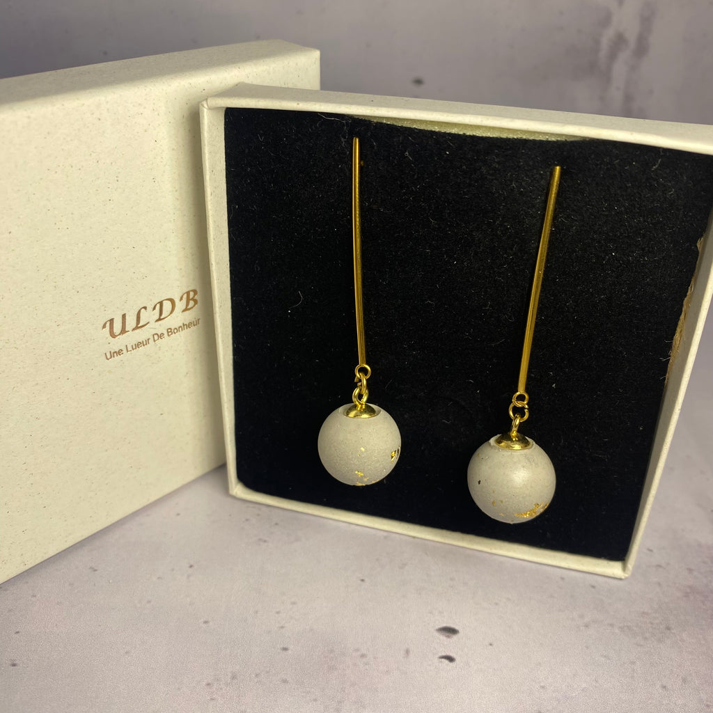 Boucles d’oreilles Brut Or – Béton et feuilles dorées