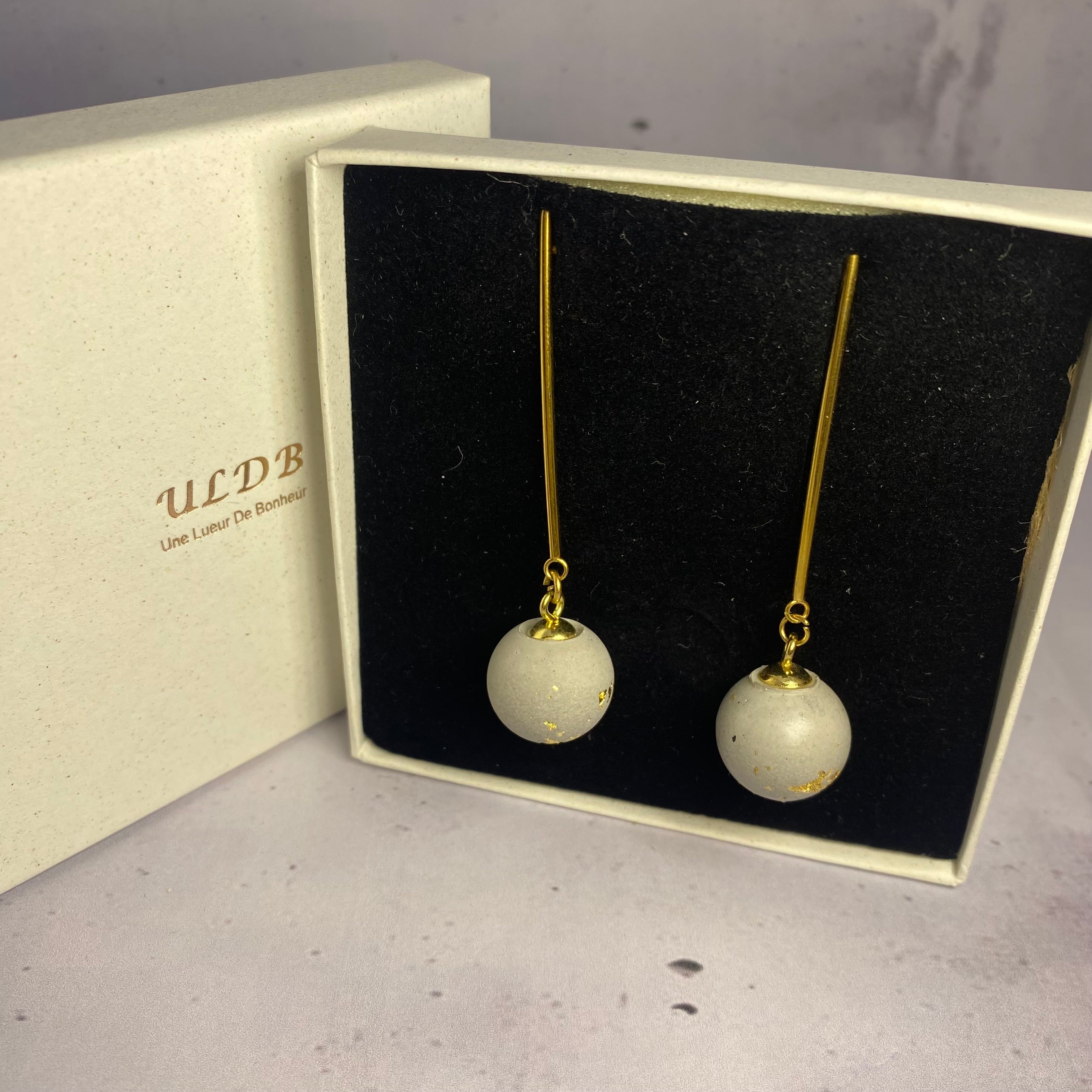 Boucles d’oreilles Brut Or – Béton et feuilles dorées