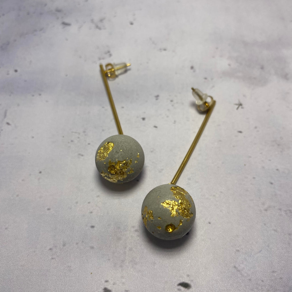 Boucles d’oreilles Brut Or – Béton et feuilles dorées
