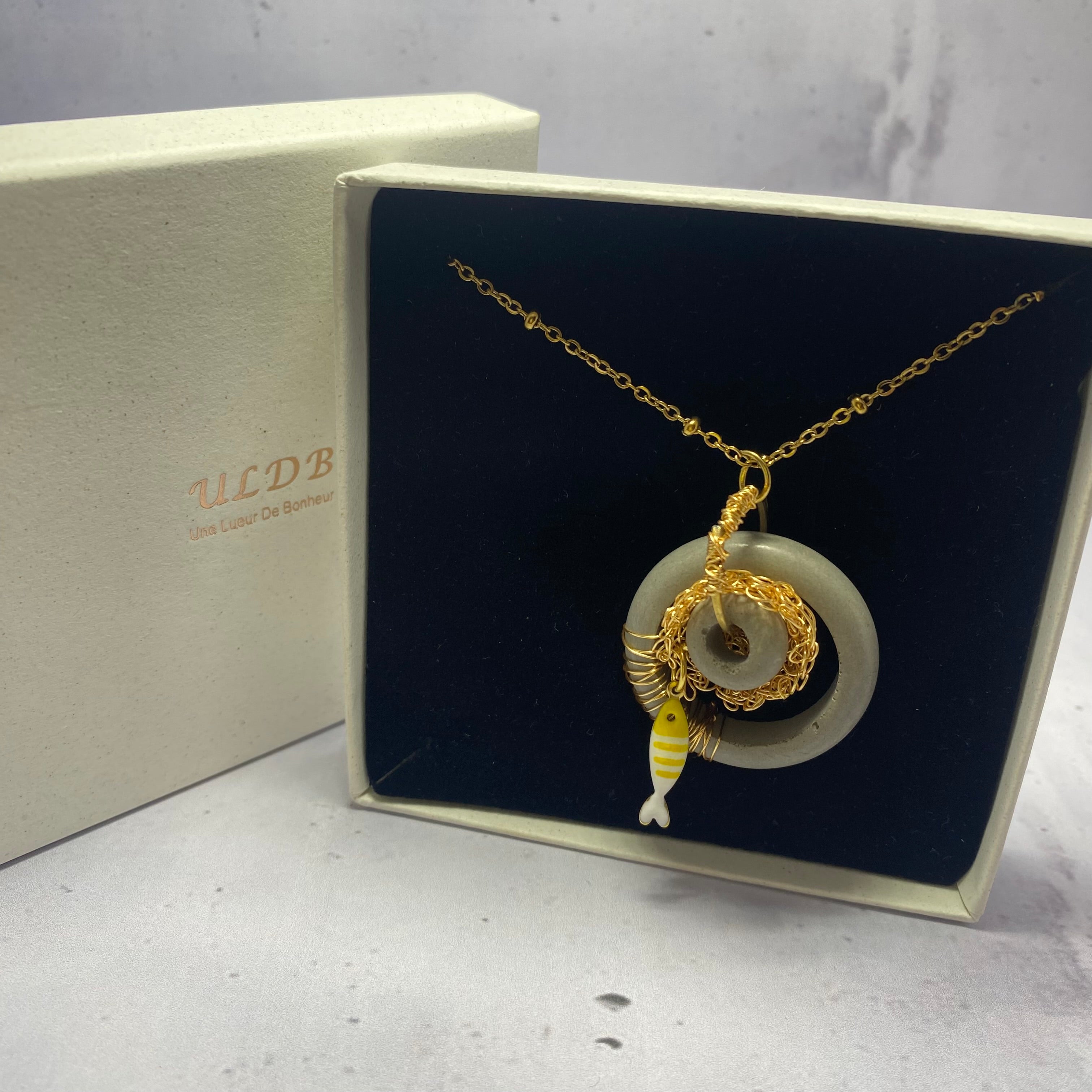 Collier Poisson Jaune – Béton & Fil metallique