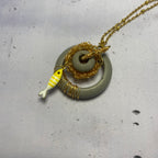 Collier Poisson Jaune – Béton & Fil metallique