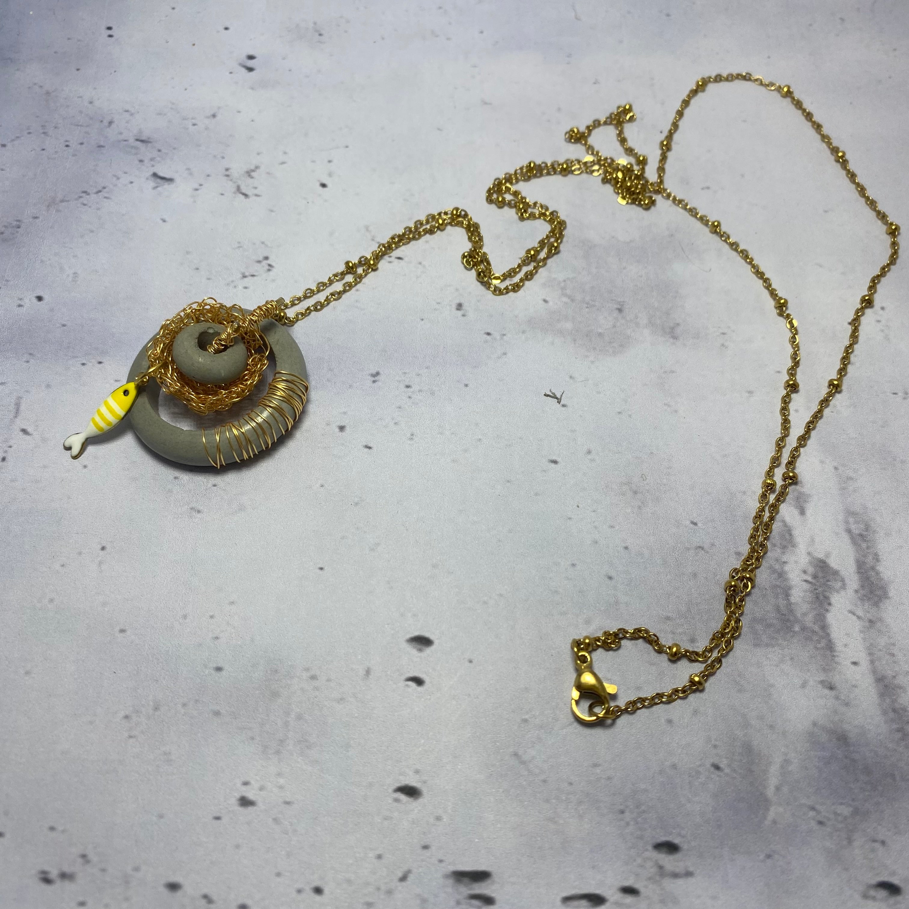 Collier Poisson Jaune – Béton & Fil metallique