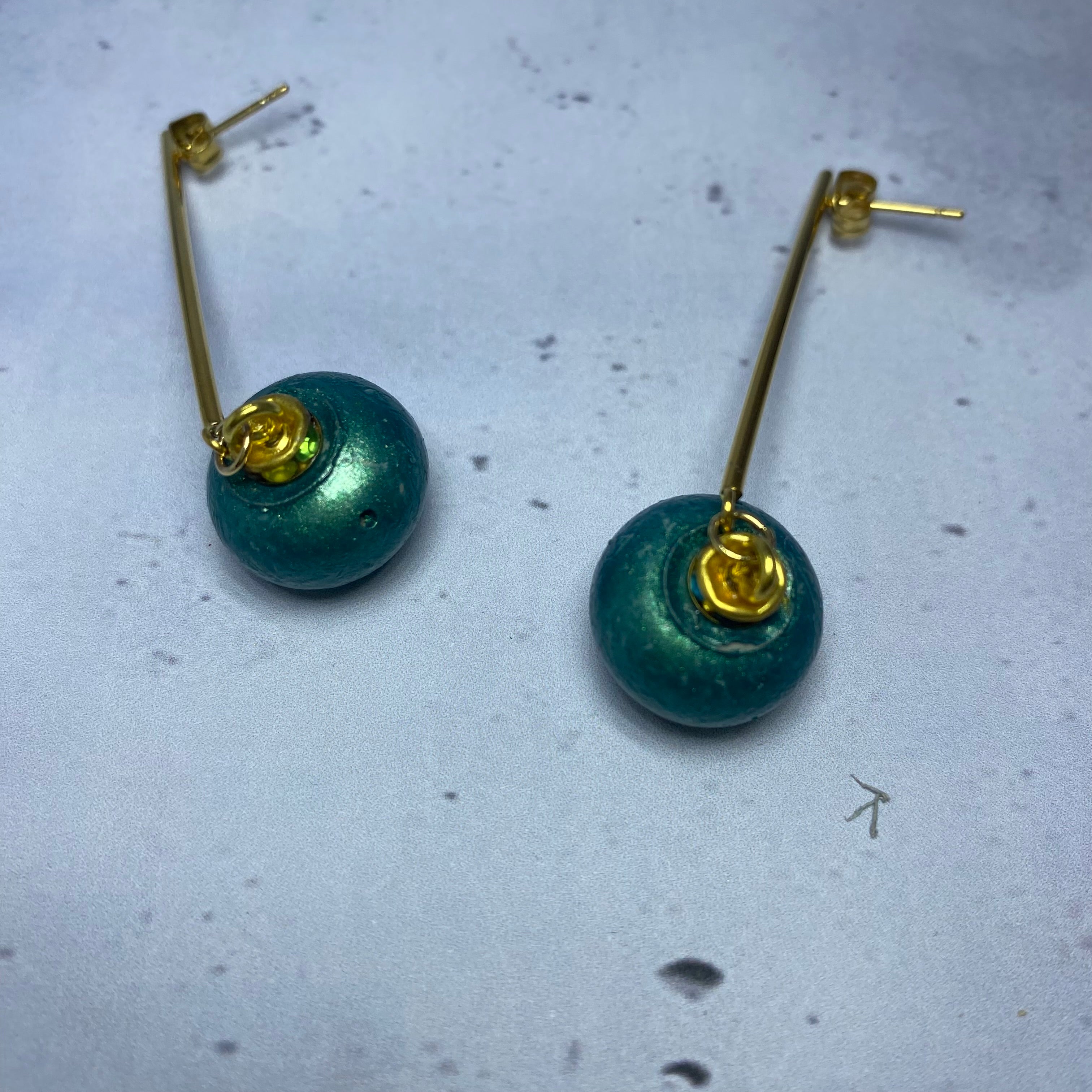 Boucles d’oreilles Brut Turquoise – Perles Béton peintes