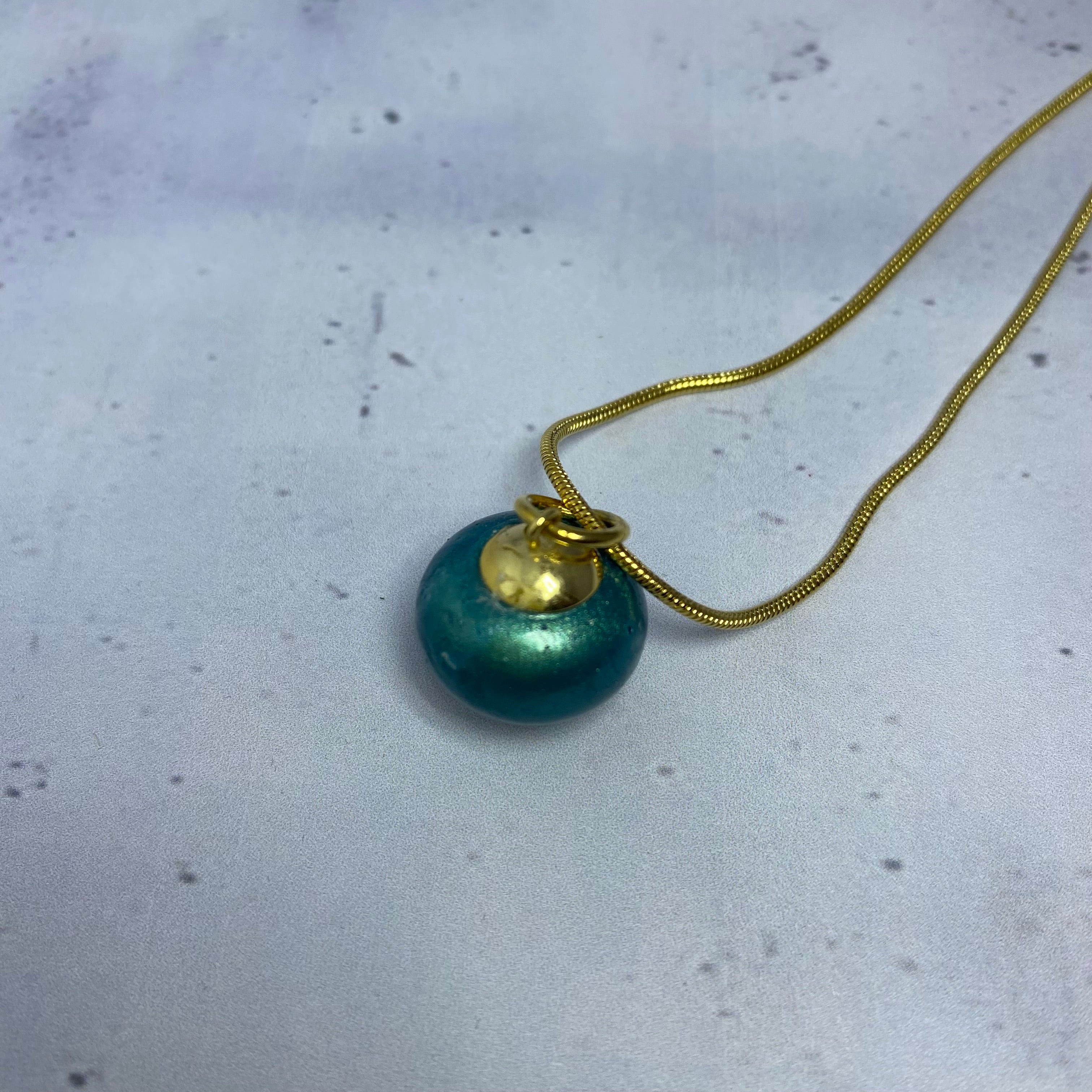 Collier Brut Turquoise – Perle béton colorée