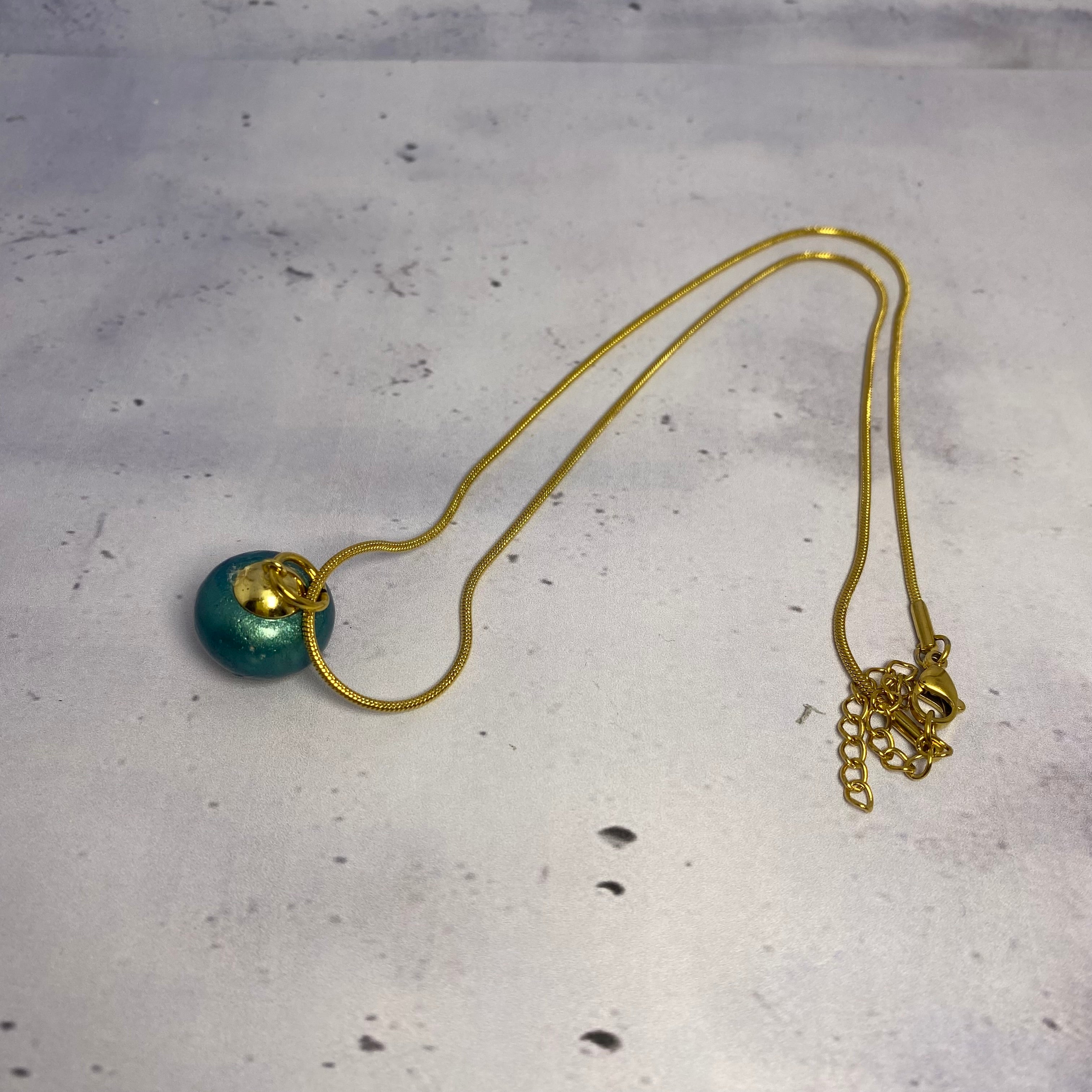 Collier Brut Turquoise – Perle béton colorée