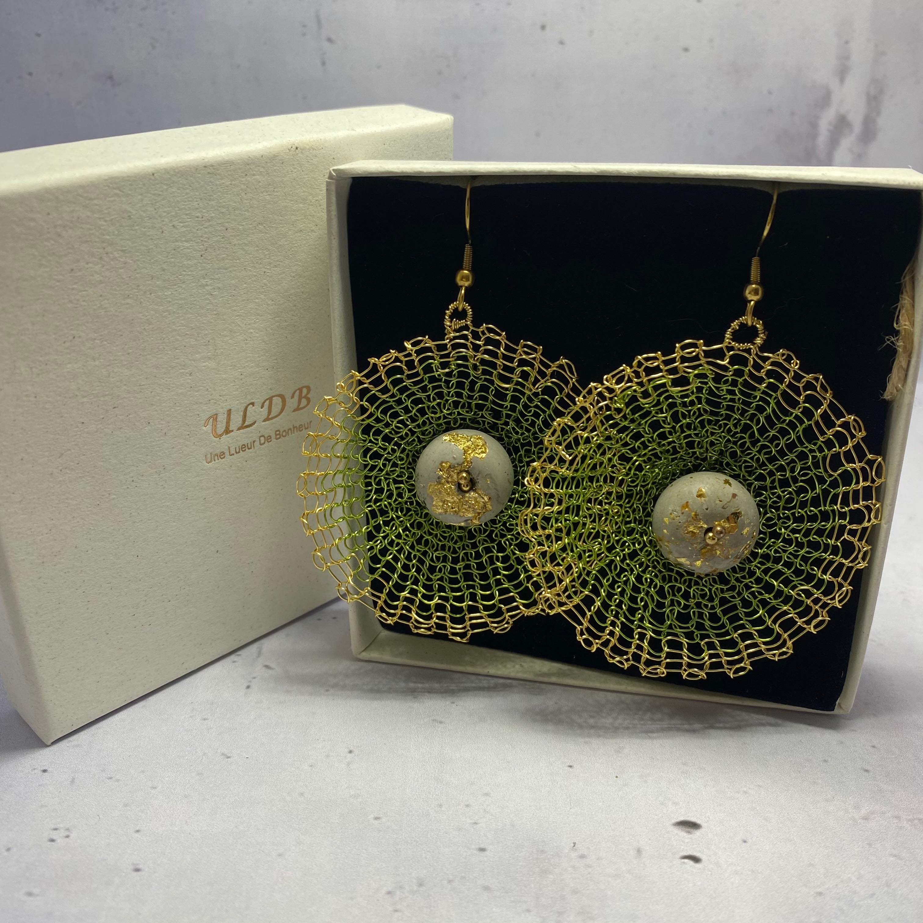 Boucles d’oreilles Dentelia Vert pomme – Dentelle métallique & béton