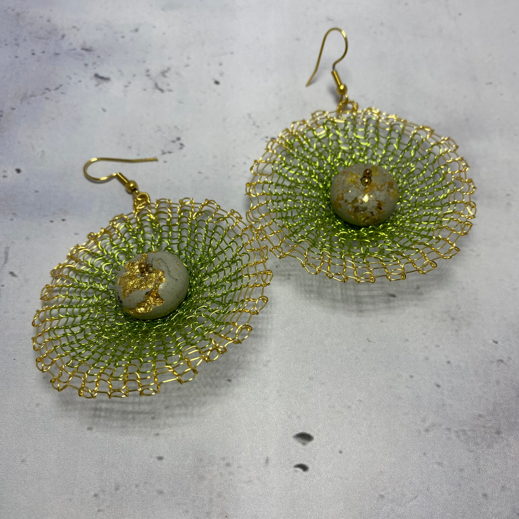 Boucles d’oreilles Dentelia Vert pomme – Dentelle métallique & béton