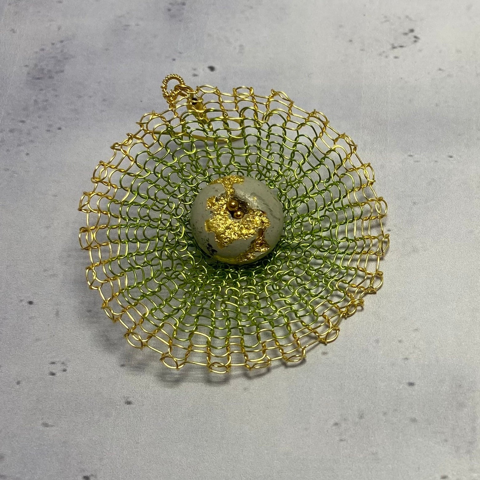 Boucles d’oreilles Dentelia Vert pomme – Dentelle métallique & béton