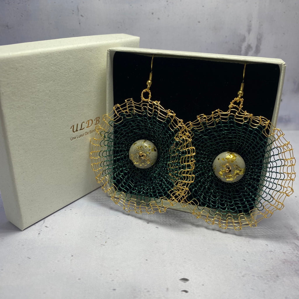 Boucles d’oreilles Dentelia Vert Emeraude – Dentelle métallique & béton
