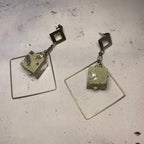 Boucles d’oreilles Losangela – Cube béton & losange argenté