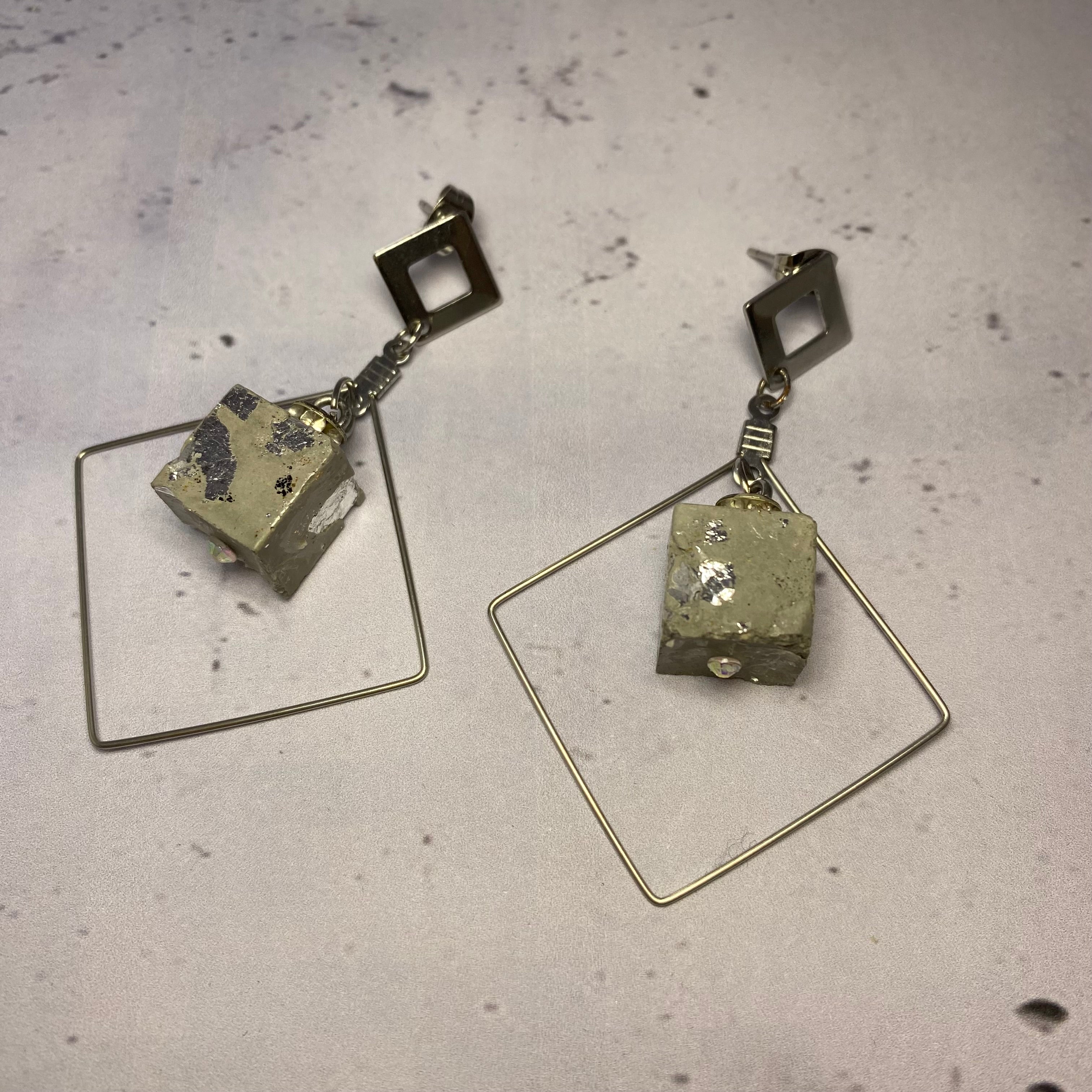Boucles d’oreilles Losangela – Cube béton & losange argenté