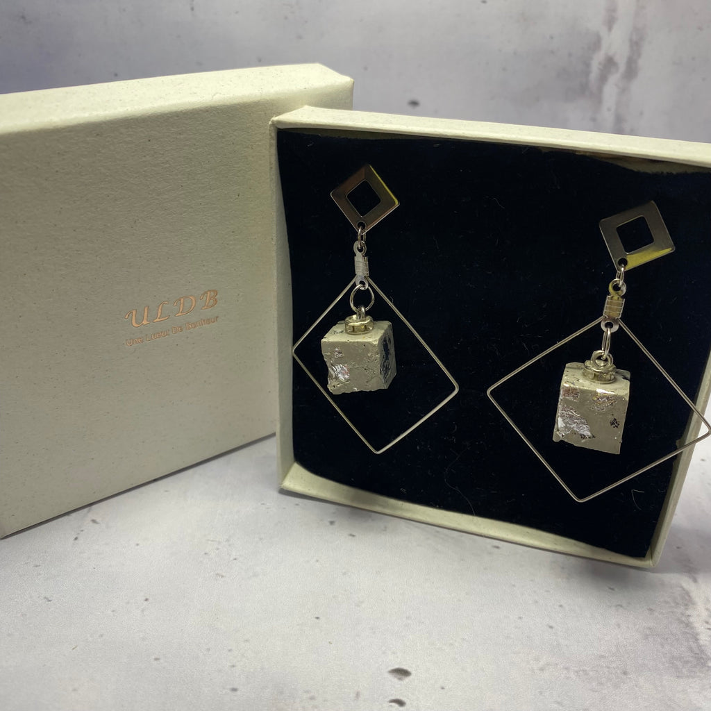 Boucles d’oreilles Losangela – Cube béton & losange argenté