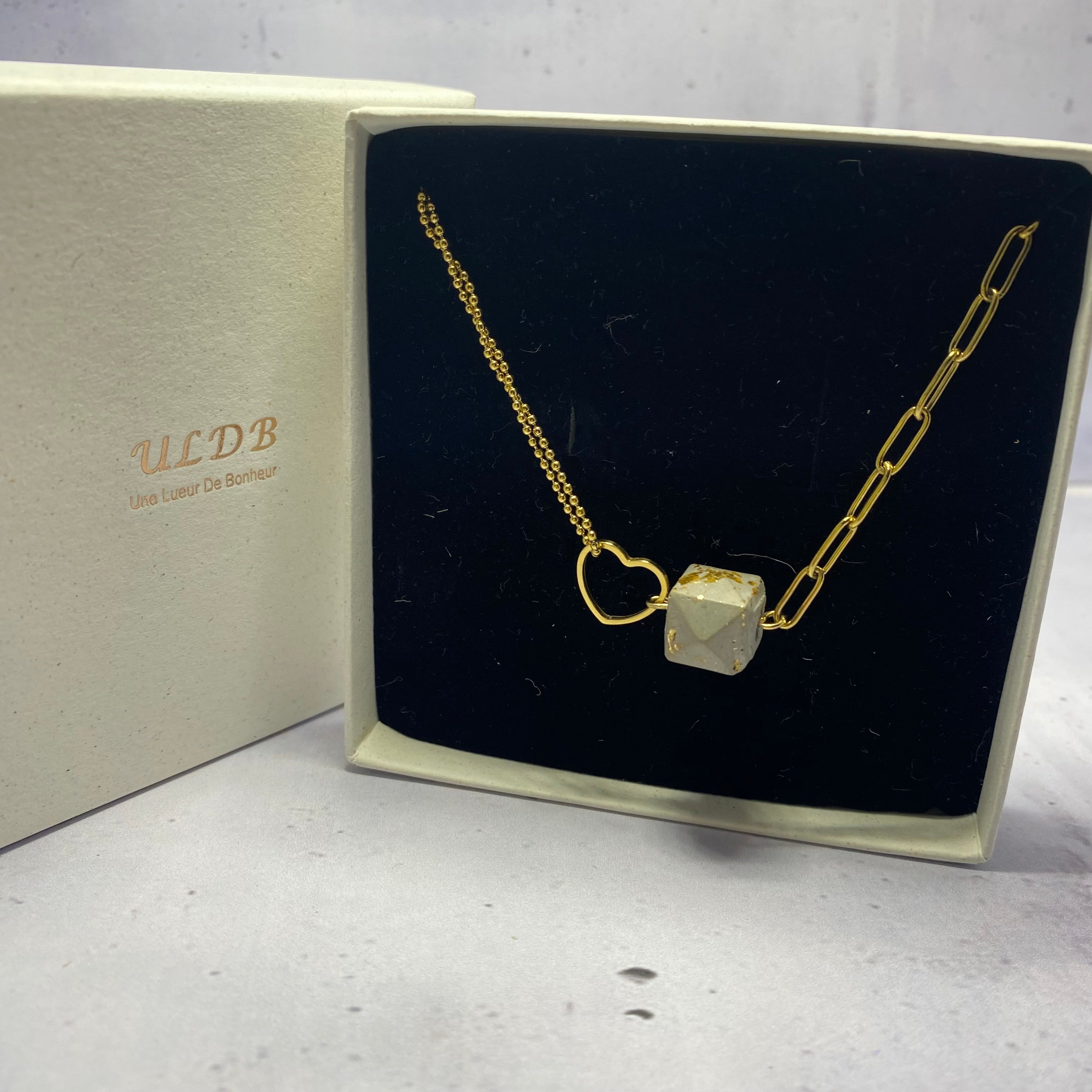 Collier Cœur Double Chaîne – Cube béton et feuille d’or