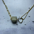 Collier Cœur Double Chaîne – Cube béton et feuille d’or Une Lueur de Bonheur