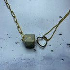Collier Cœur Double Chaîne – Cube béton et feuille d’or