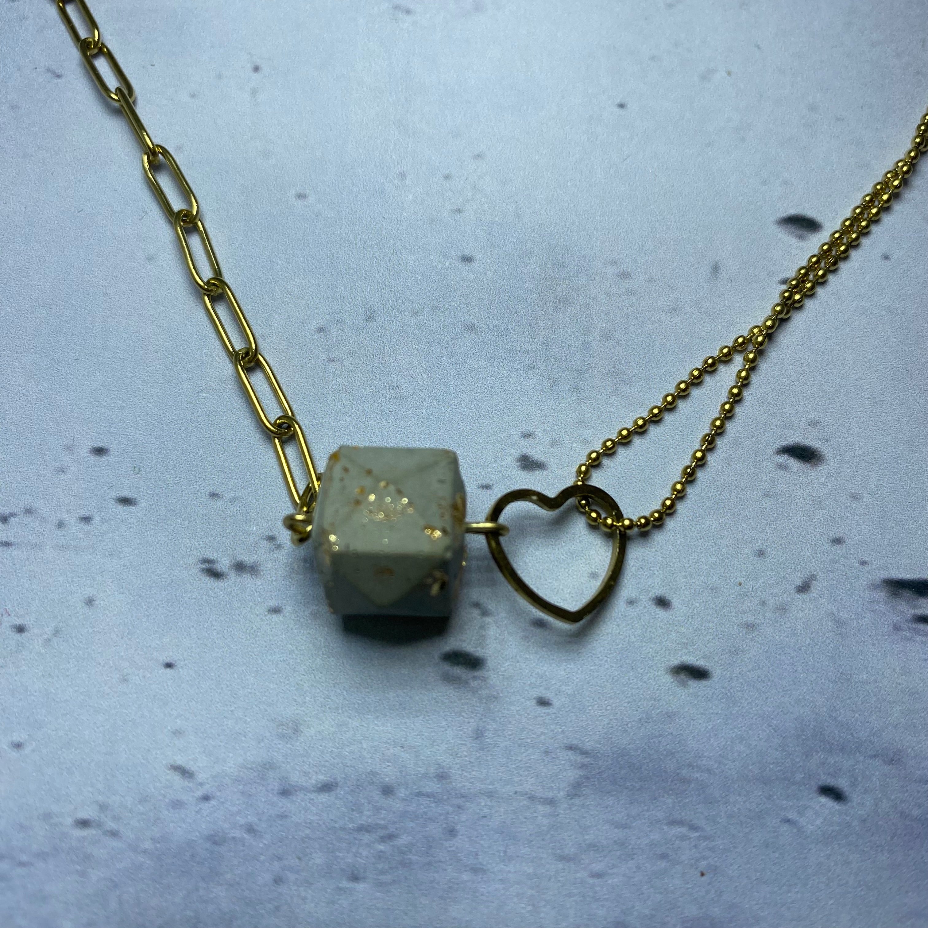 Collier Cœur Double Chaîne – Cube béton et feuille d’or