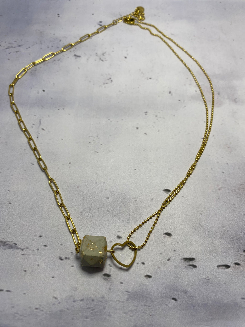 Collier Cœur Double Chaîne – Cube béton et feuille d’or