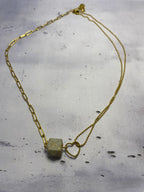 Collier Cœur Double Chaîne – Cube béton et feuille d’or