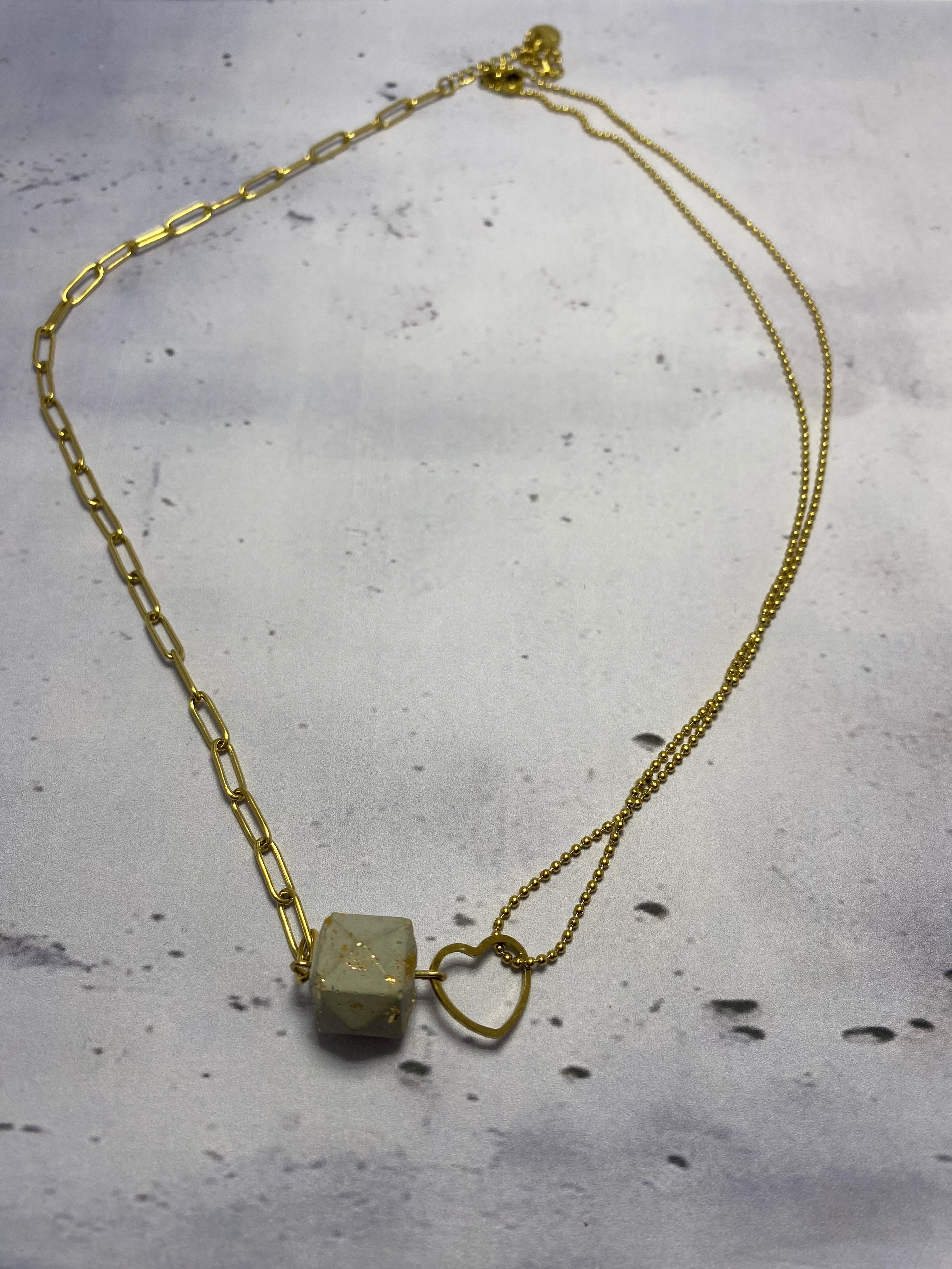 Collier Cœur Double Chaîne – Cube béton et feuille d’or