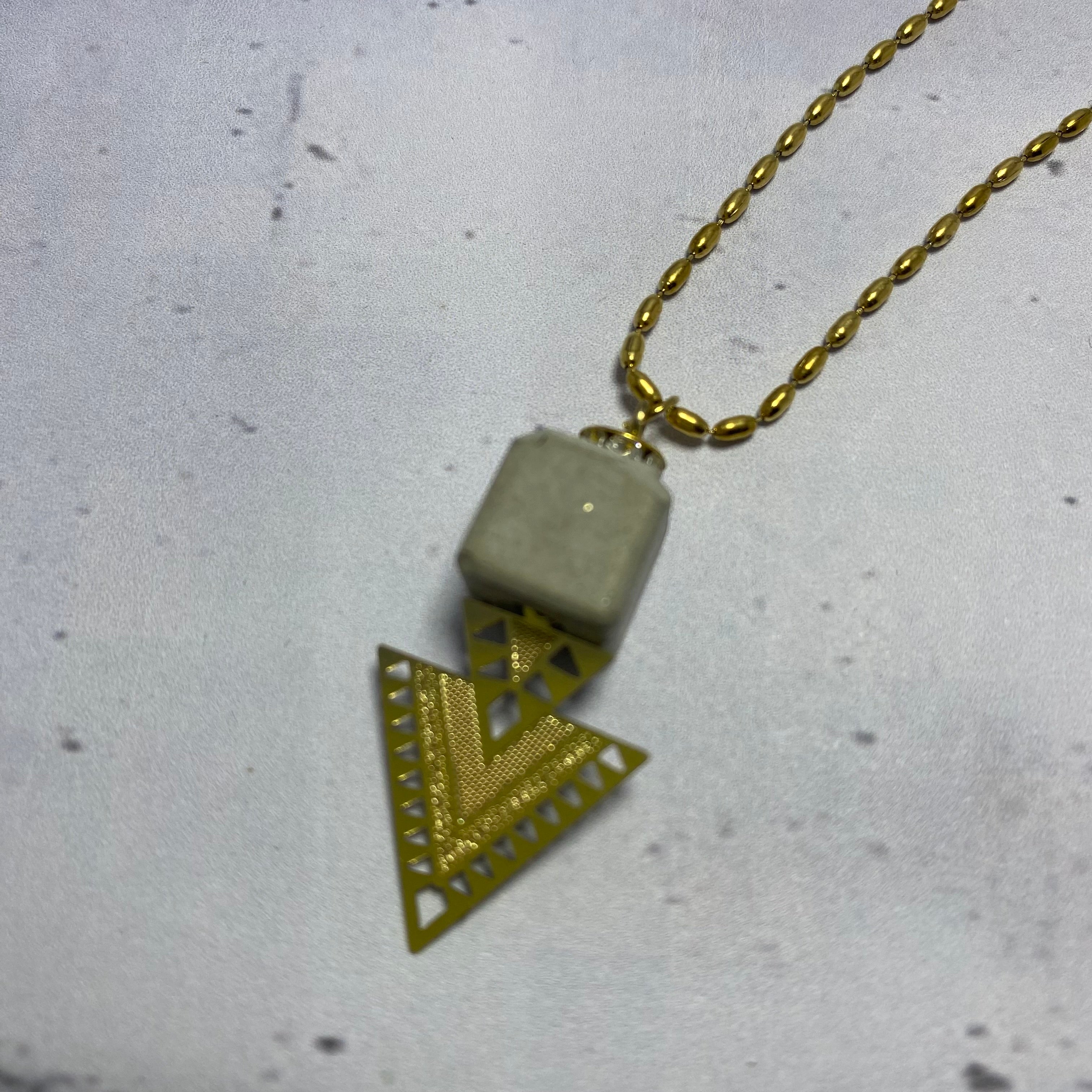 Collier Amulette - Cube béton brut et Acier inoxydable or