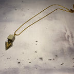 Collier Amulette - Cube béton brut et Acier inoxydable or