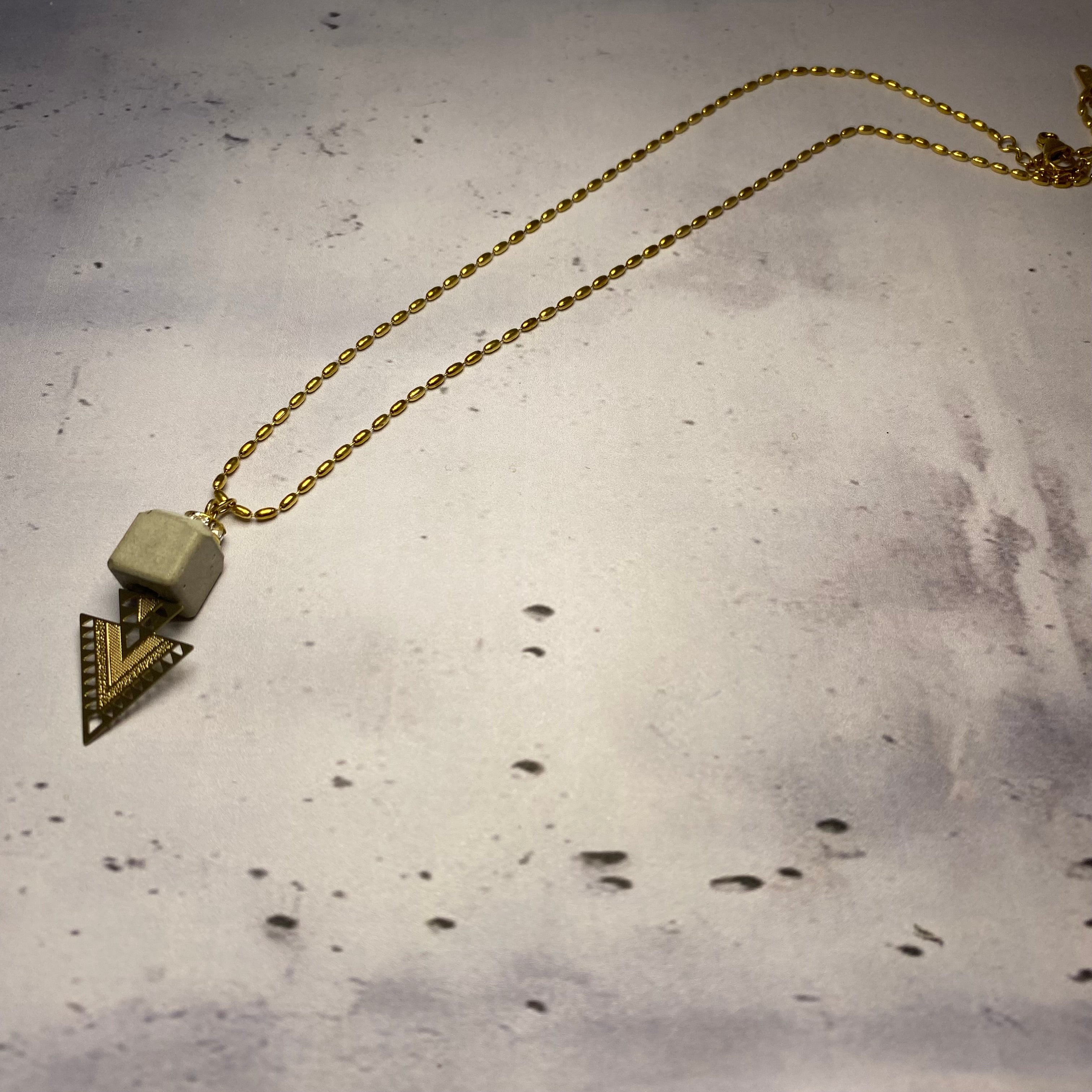 Collier Amulette - Cube béton brut et Acier inoxydable or