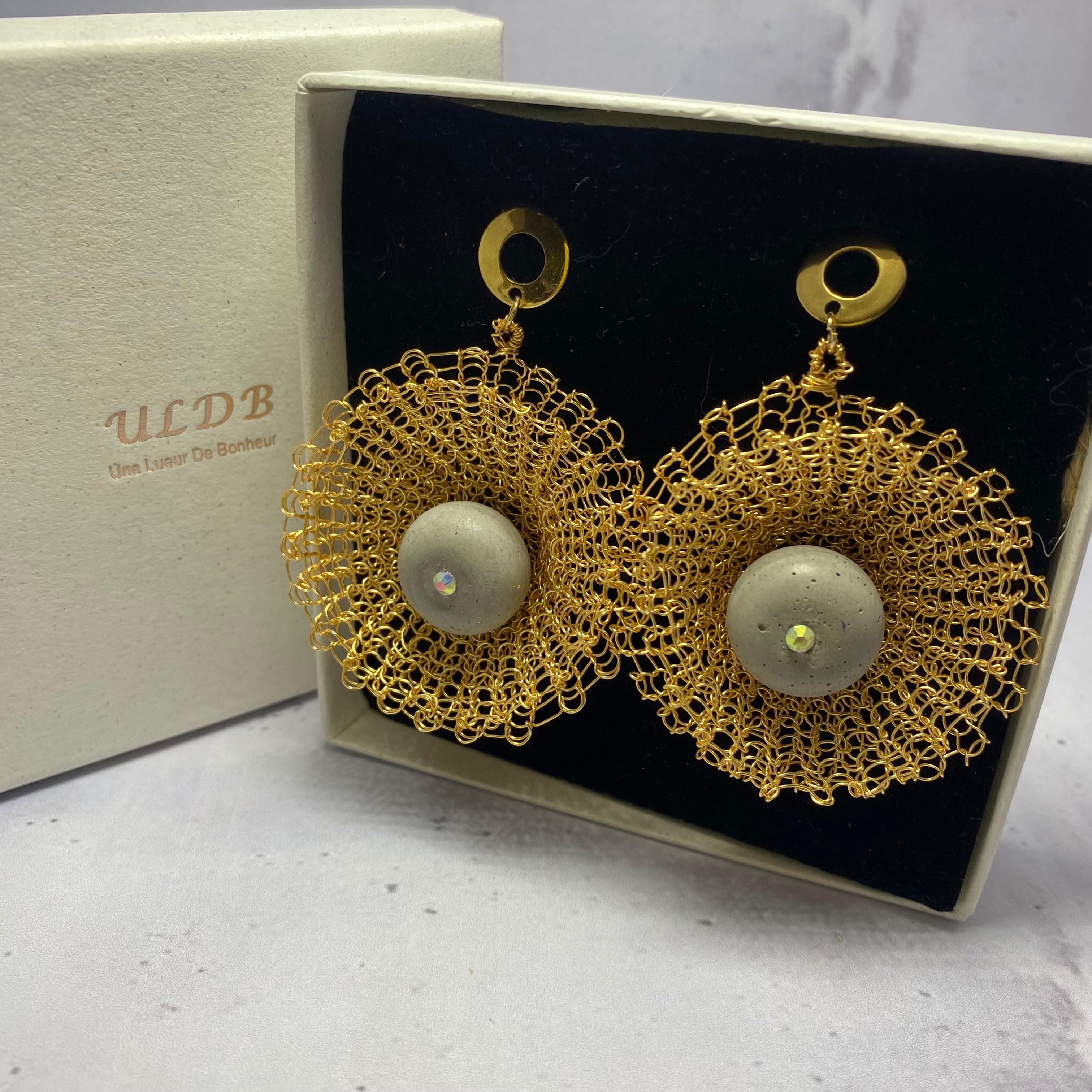 Boucles d’oreilles Solaria – Dentelle métallique & béton