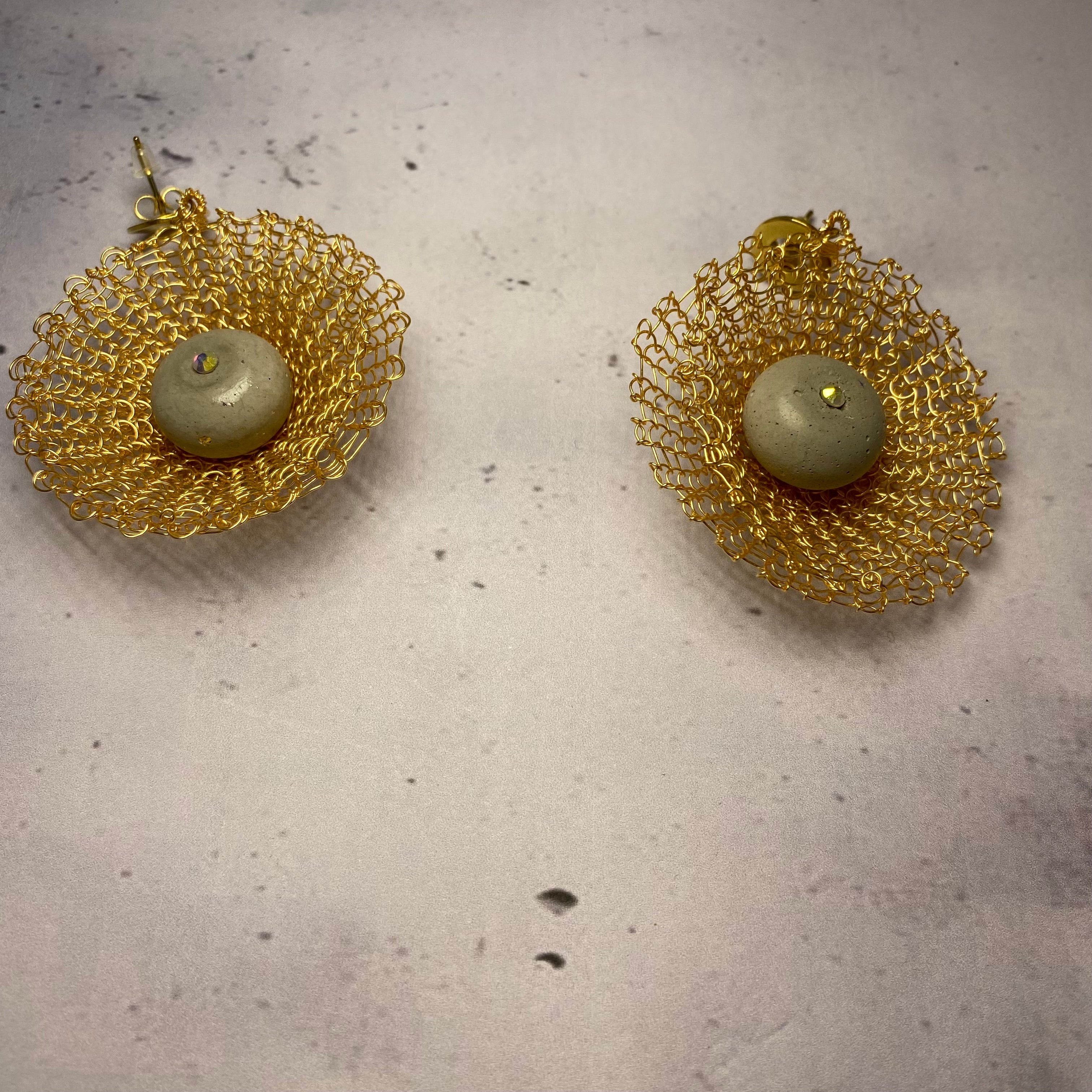 Boucles d’oreilles Solaria – Dentelle métallique & béton