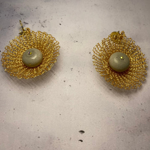 Boucles d’oreilles Solaria – Dentelle métallique & béton Une Lueur de Bonheur