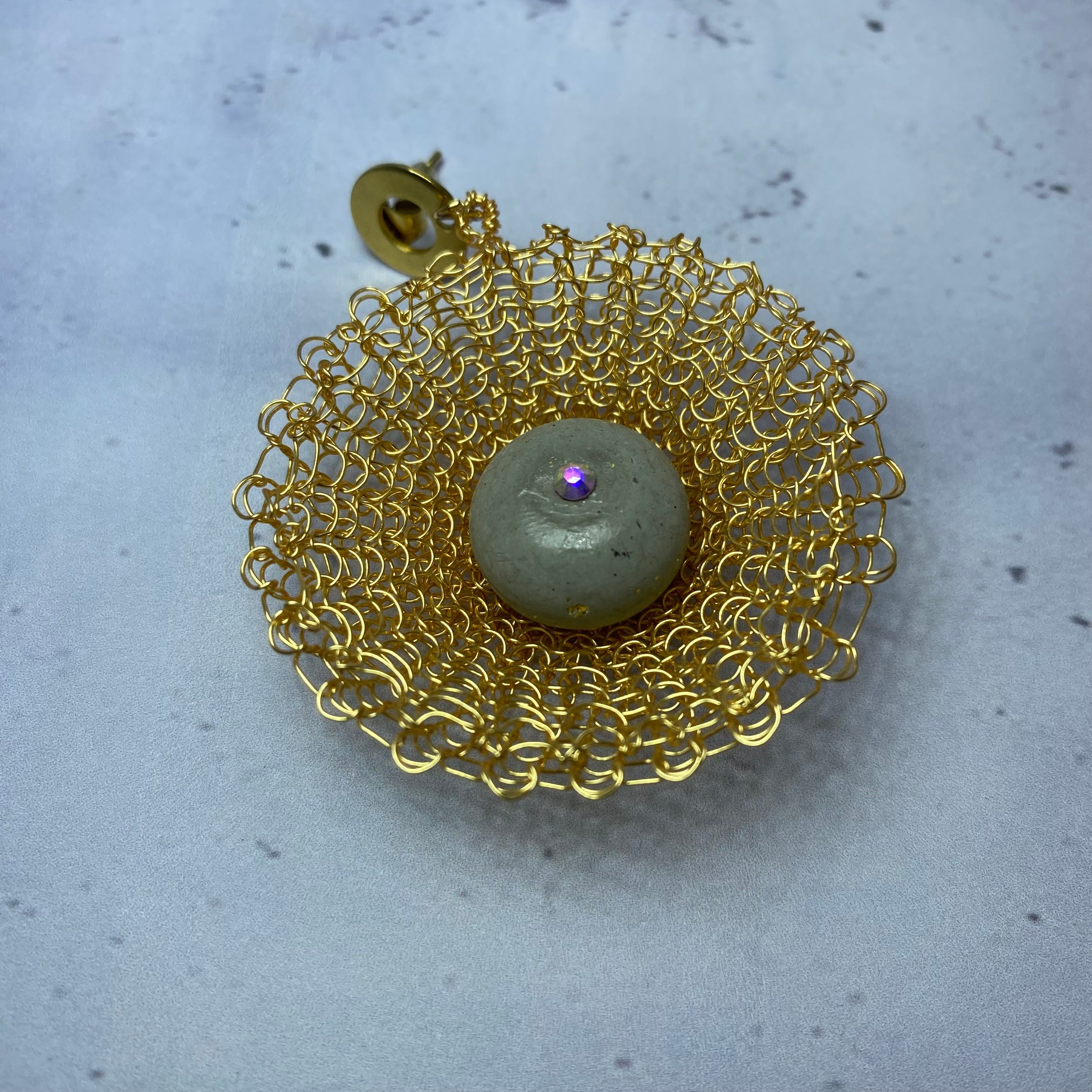 Boucles d’oreilles Solaria – Dentelle métallique & béton