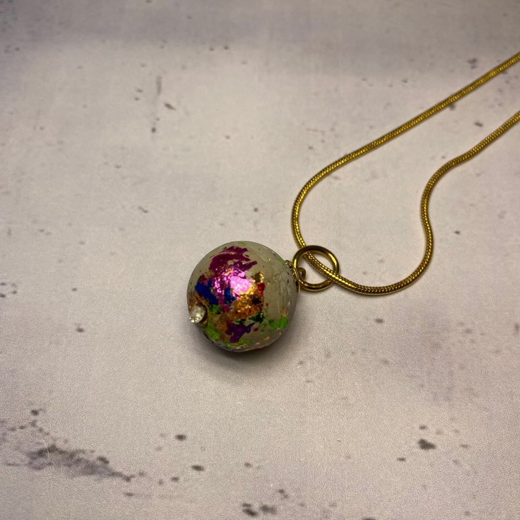 Collier Arlequin – Perle béton et feuilles métallisées multicolores