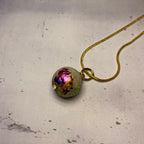 Collier Arlequin – Perle béton et feuilles métallisées multicolores