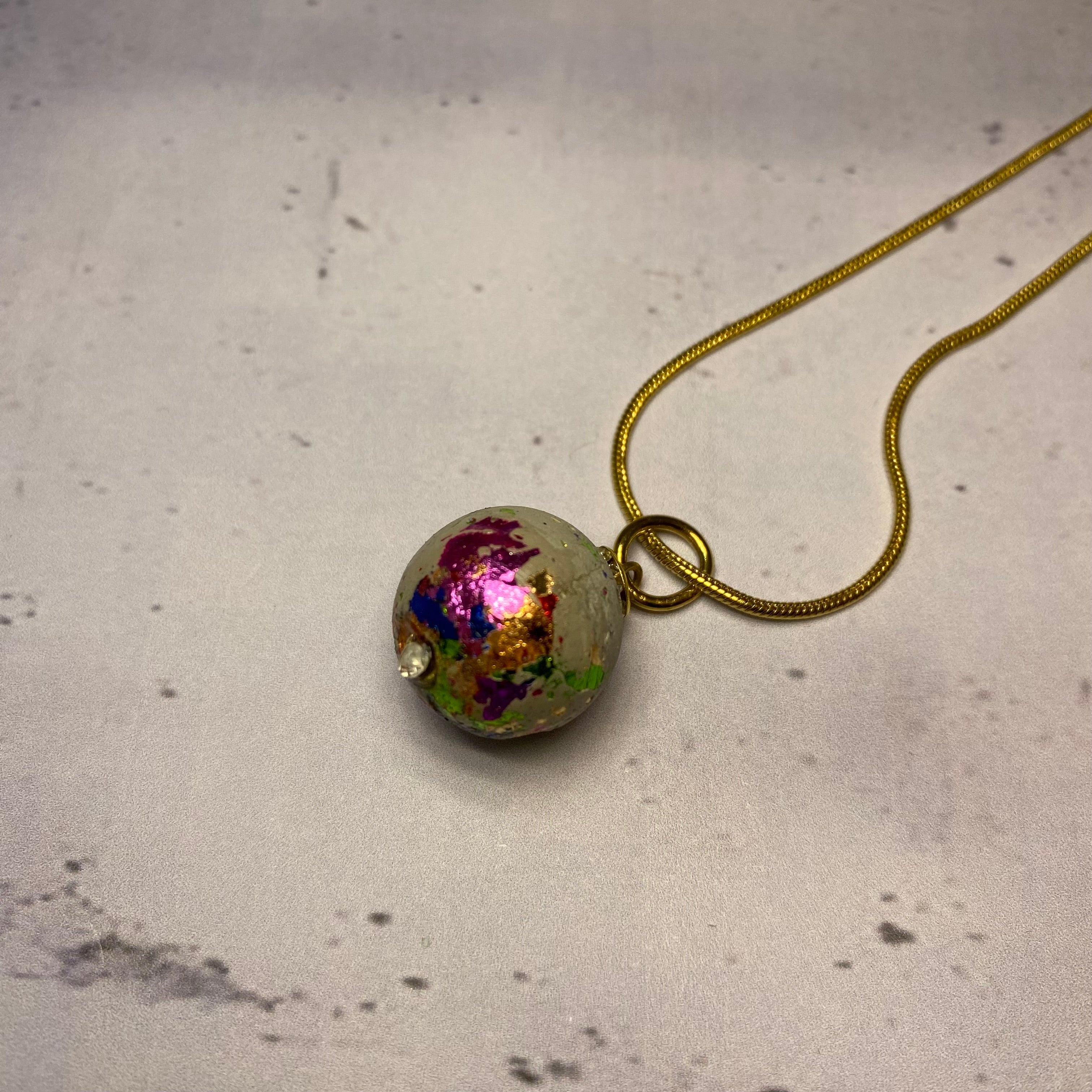 Collier Arlequin – Perle béton et feuilles métallisées multicolores