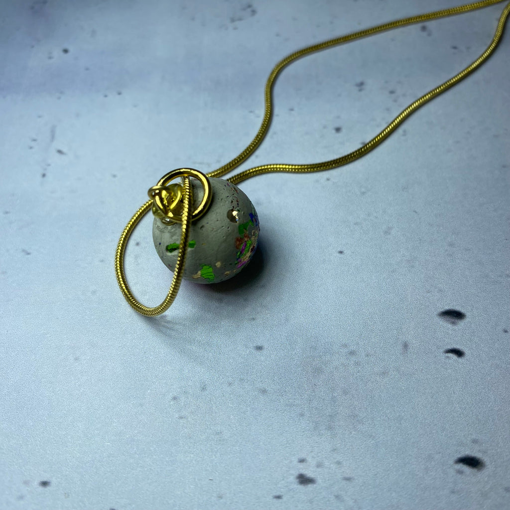 Collier Arlequin – Perle béton et feuilles métallisées multicolores