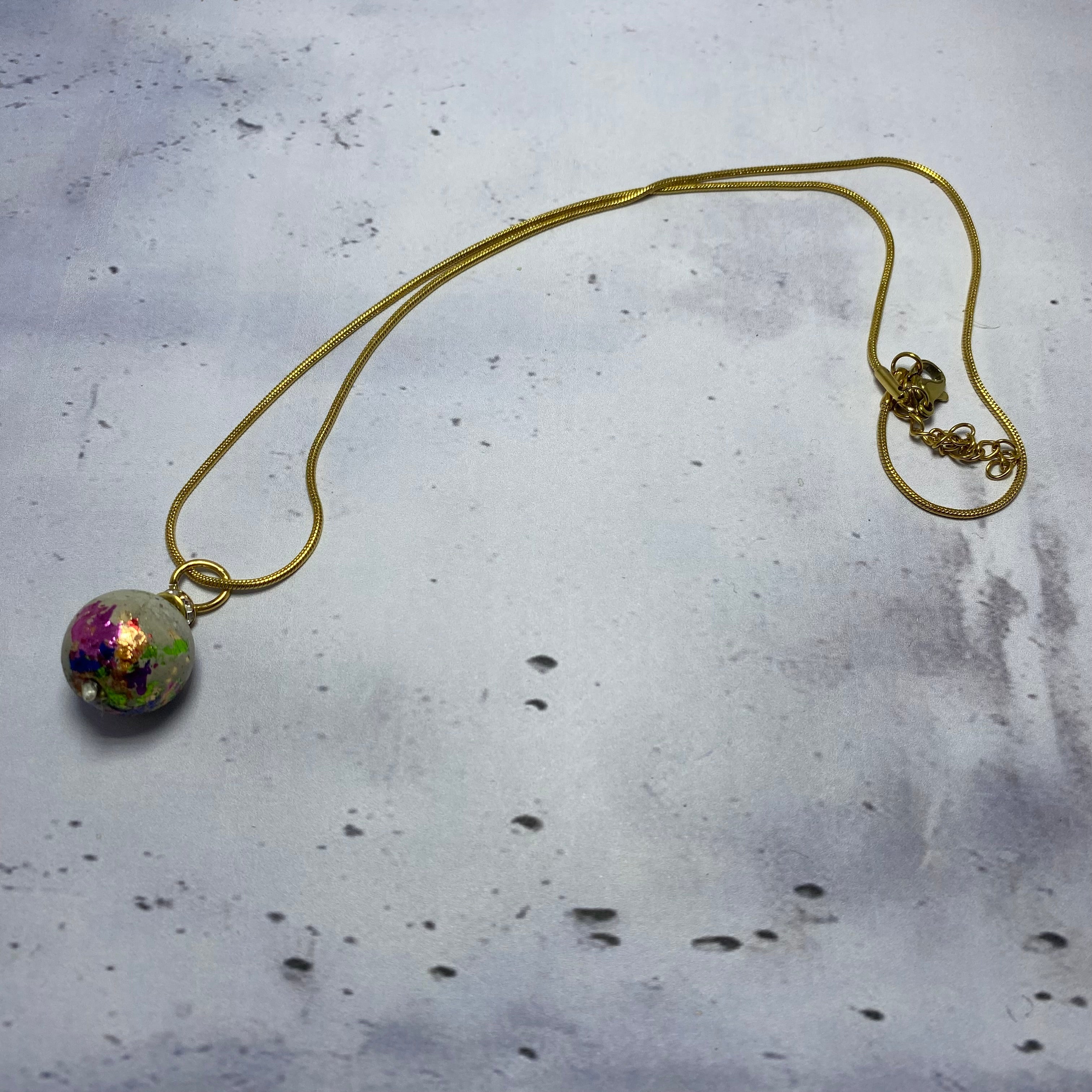 Collier Arlequin – Perle béton et feuilles métallisées multicolores