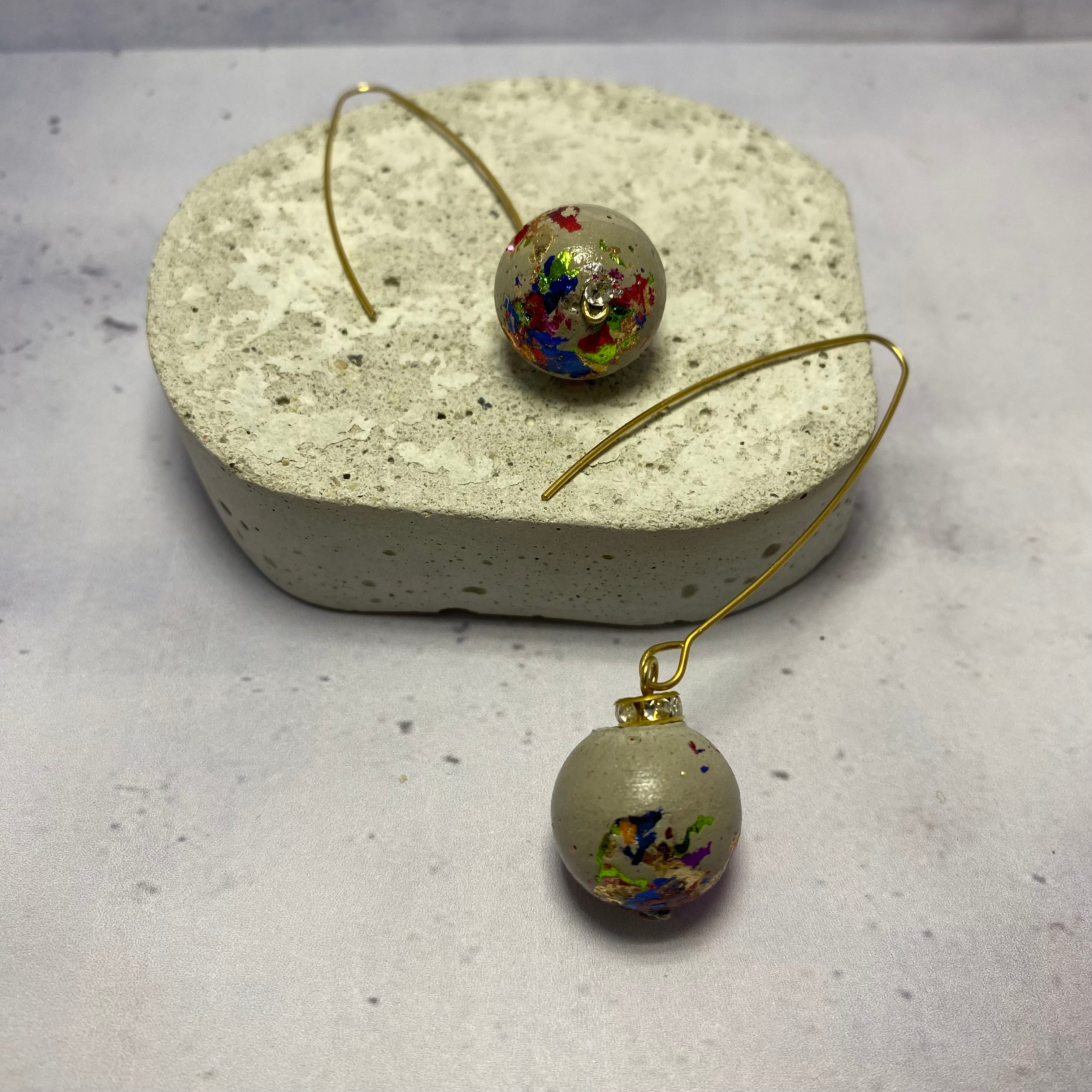 Boucles d’oreilles Arlequin – Perles béton et feuilles métallisées