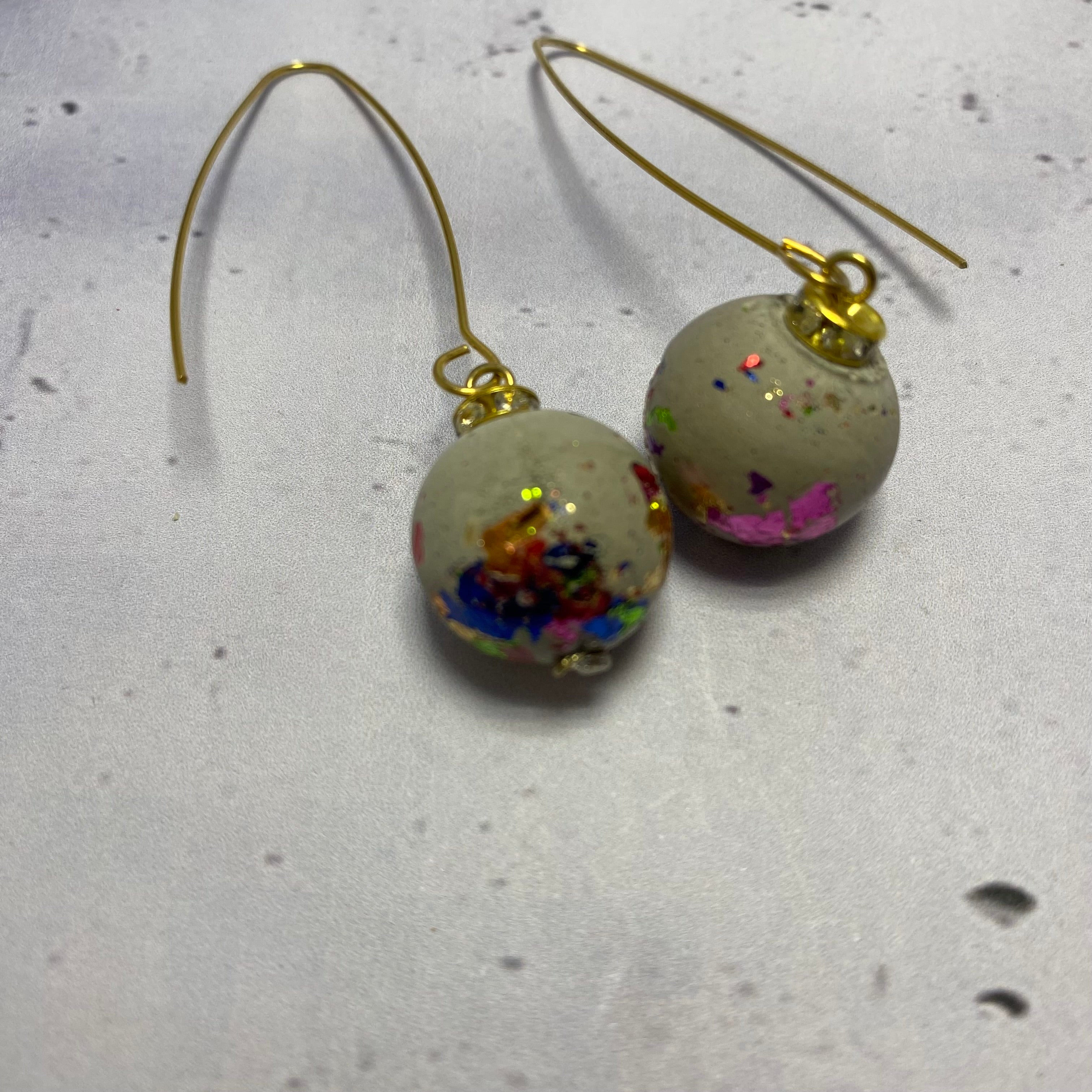 Boucles d’oreilles Arlequin – Perles béton et feuilles métallisées