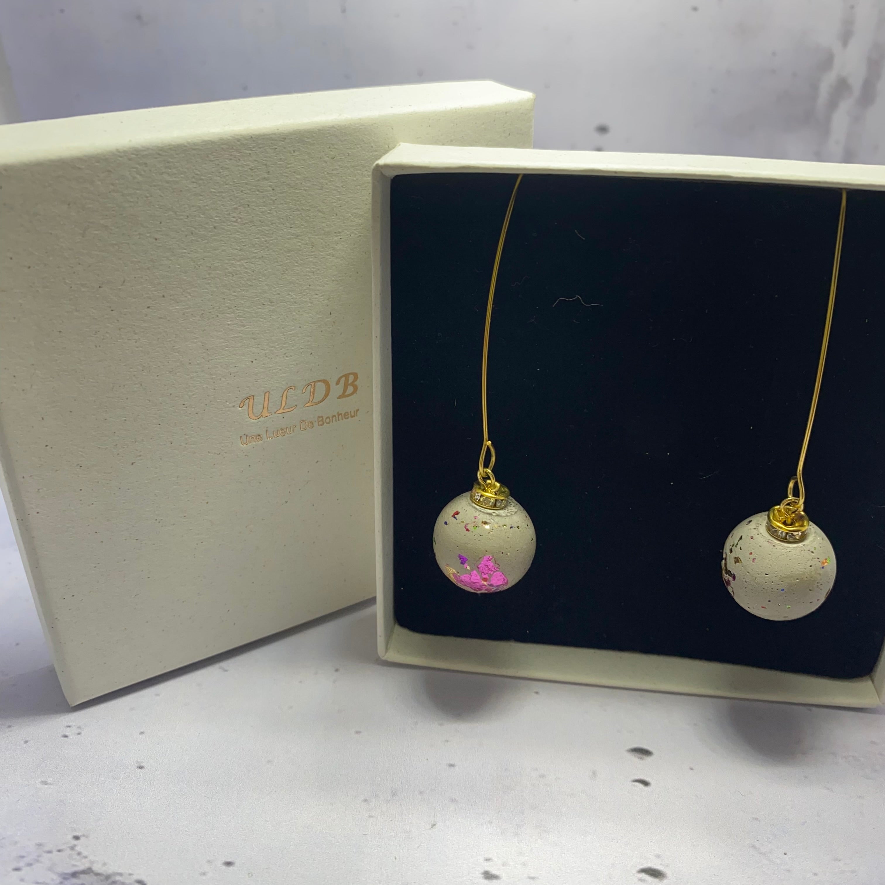 Boucles d’oreilles Arlequin – Perles béton et feuilles métallisées