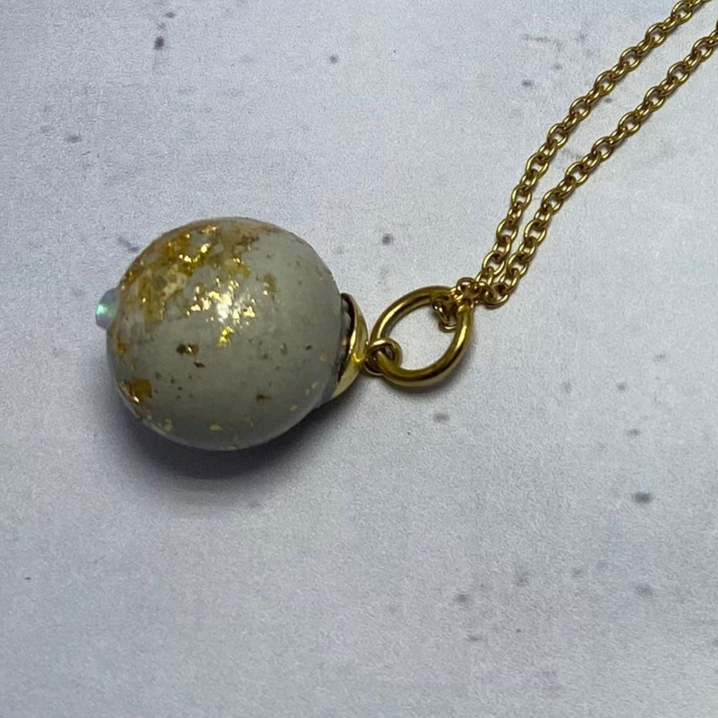 Collier Brut Or – Perle béton et feuilles d’or
