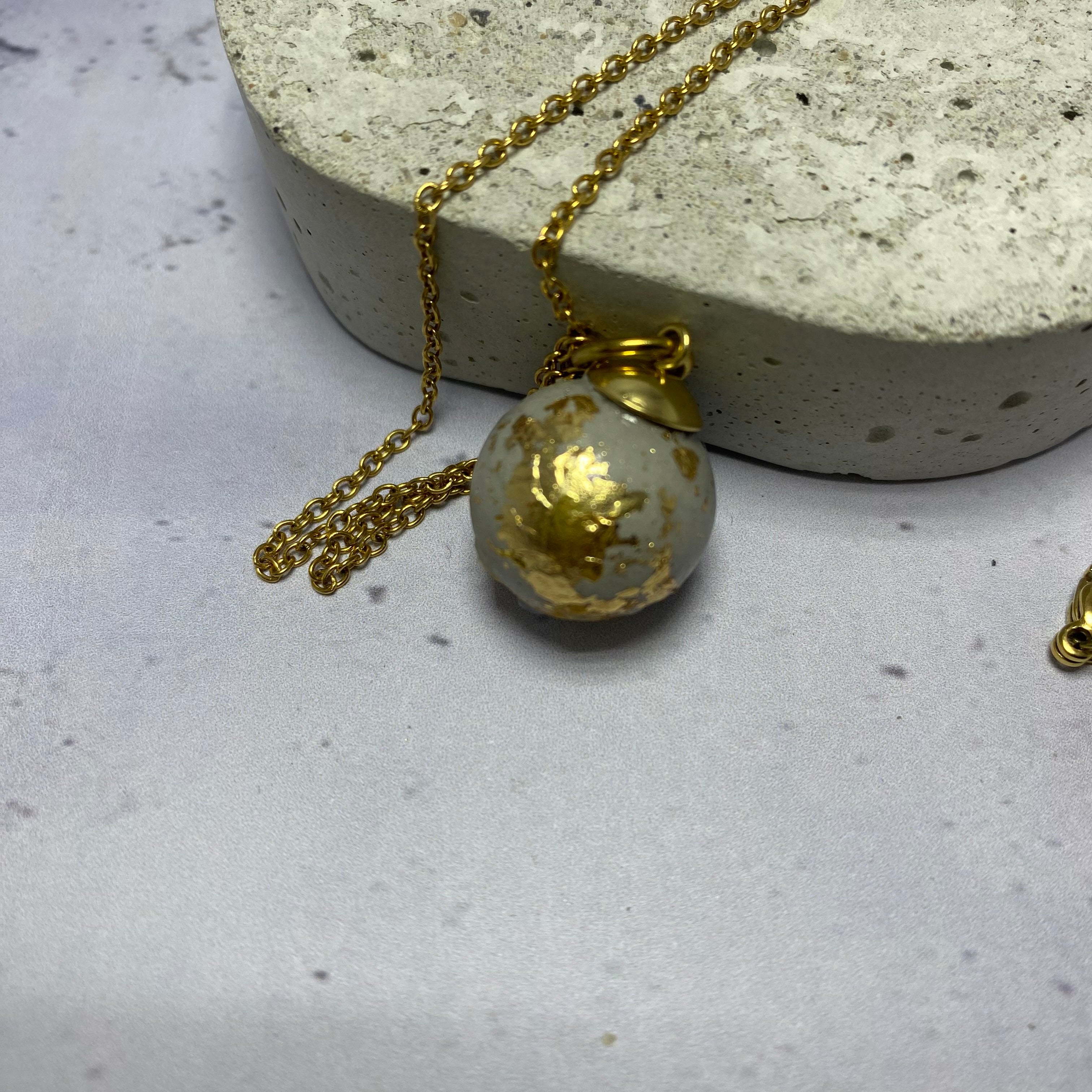 Collier Brut Or – Perle béton et feuilles d’or