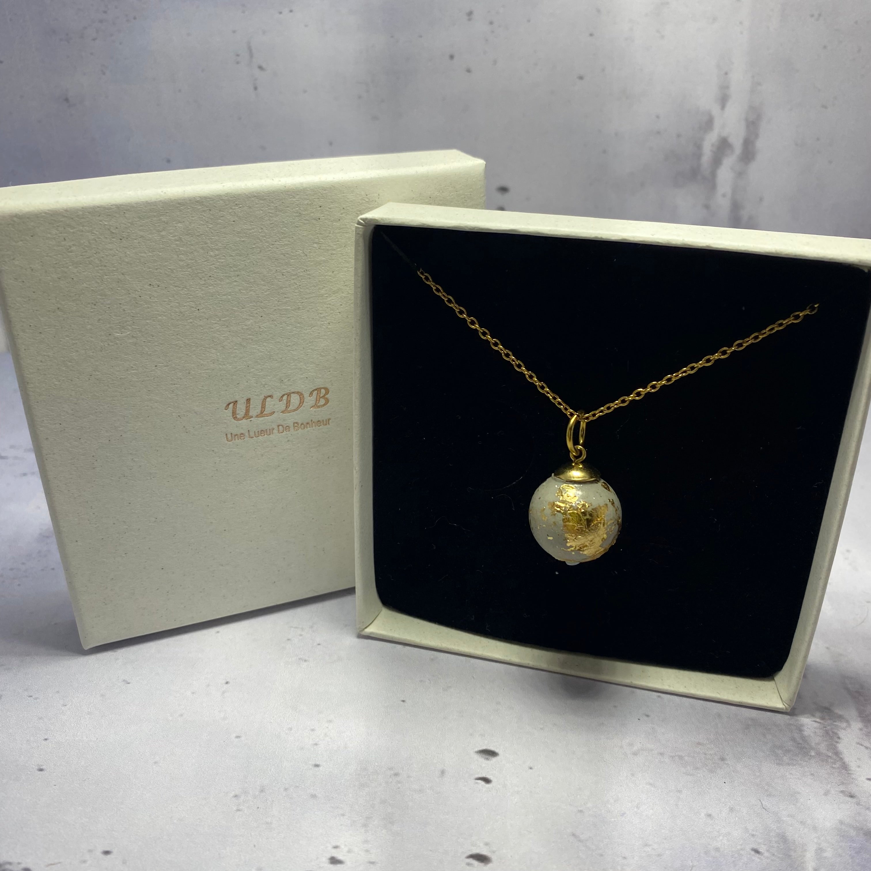 Collier Brut Or – Perle béton et feuilles d’or