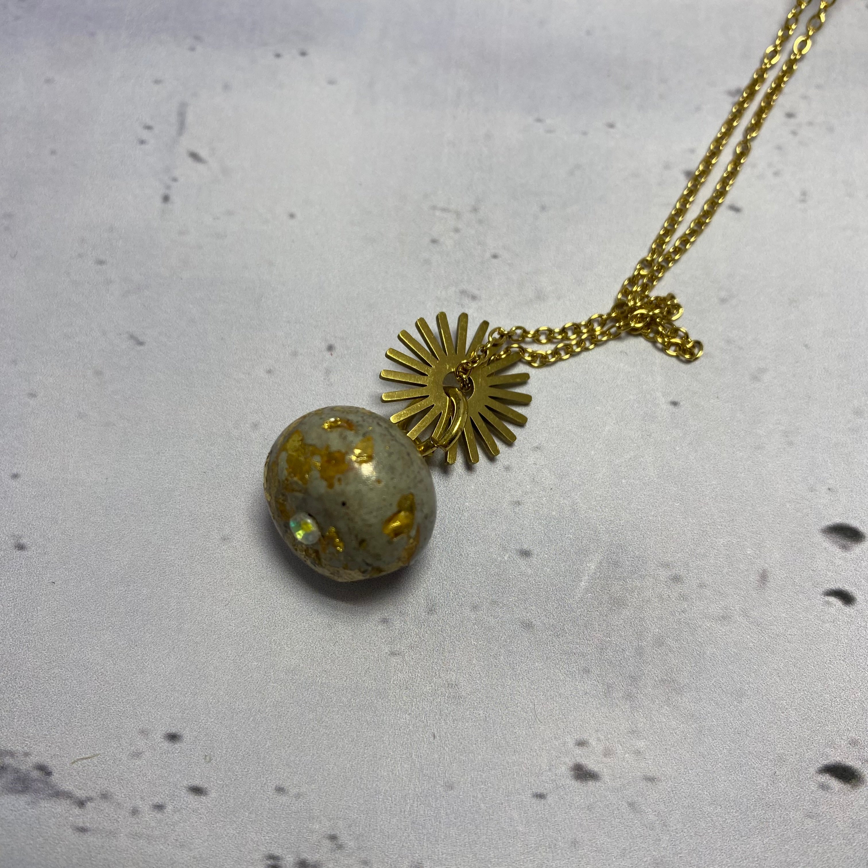 Collier Petit Soleil – Béton & Doré