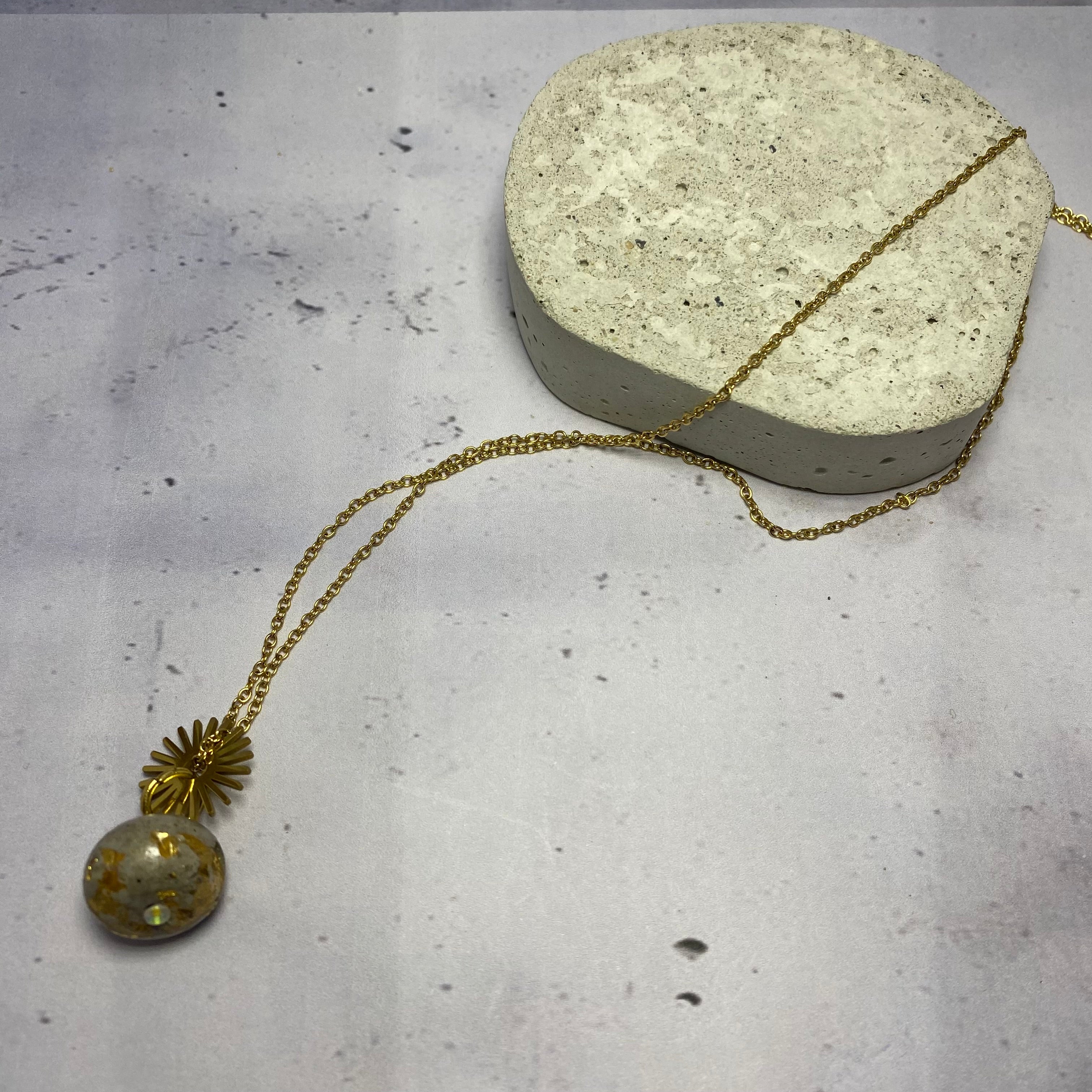 Collier Petit Soleil – Béton & Doré