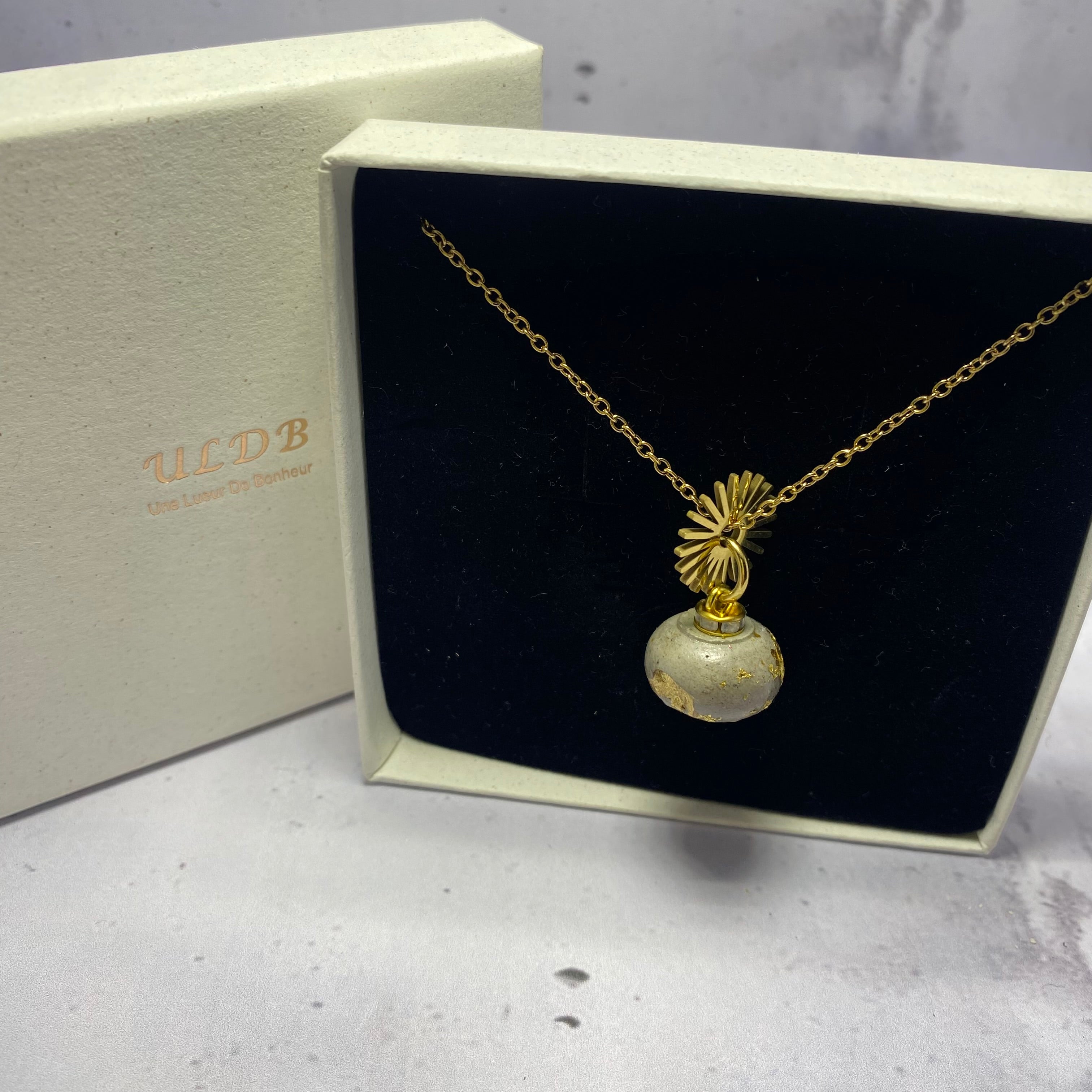 Collier Petit Soleil – Béton & Doré
