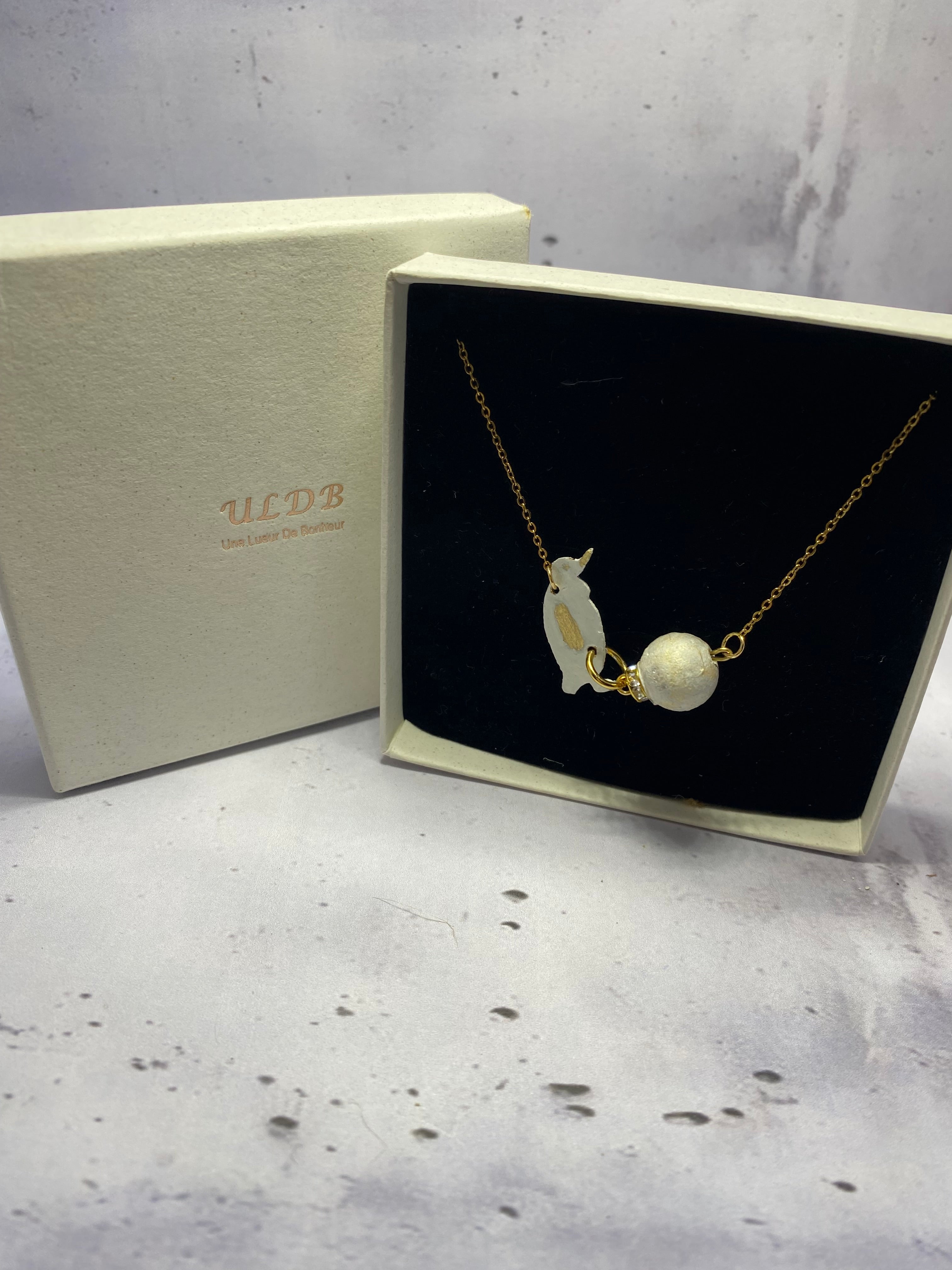 Collier PinguiLove – Pendentif en laiton & perle béton