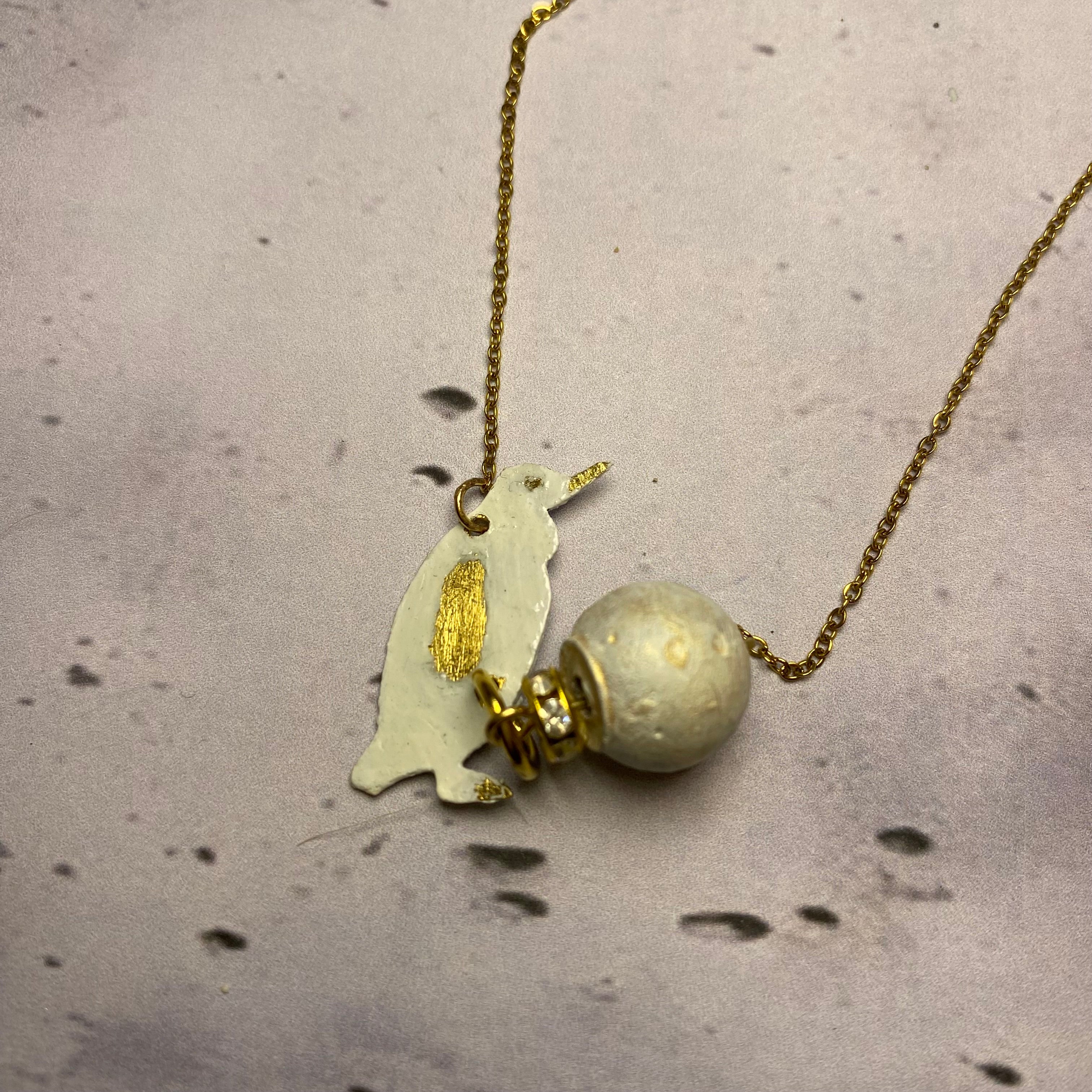 Collier PinguiLove – Pendentif en laiton & perle béton