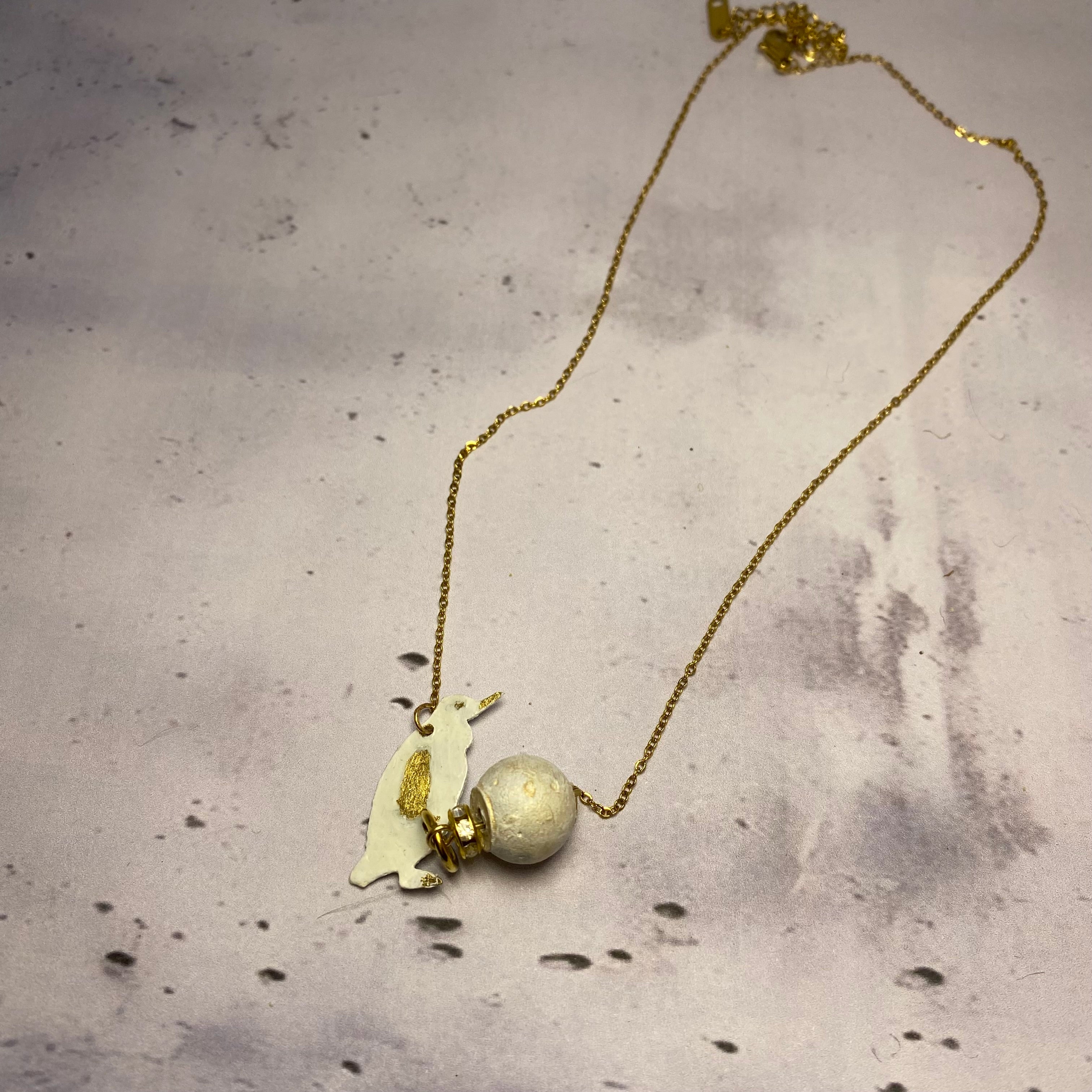 Collier PinguiLove – Pendentif en laiton & perle béton