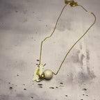 Collier PinguiLove – Pendentif en laiton & perle béton Une Lueur de Bonheur